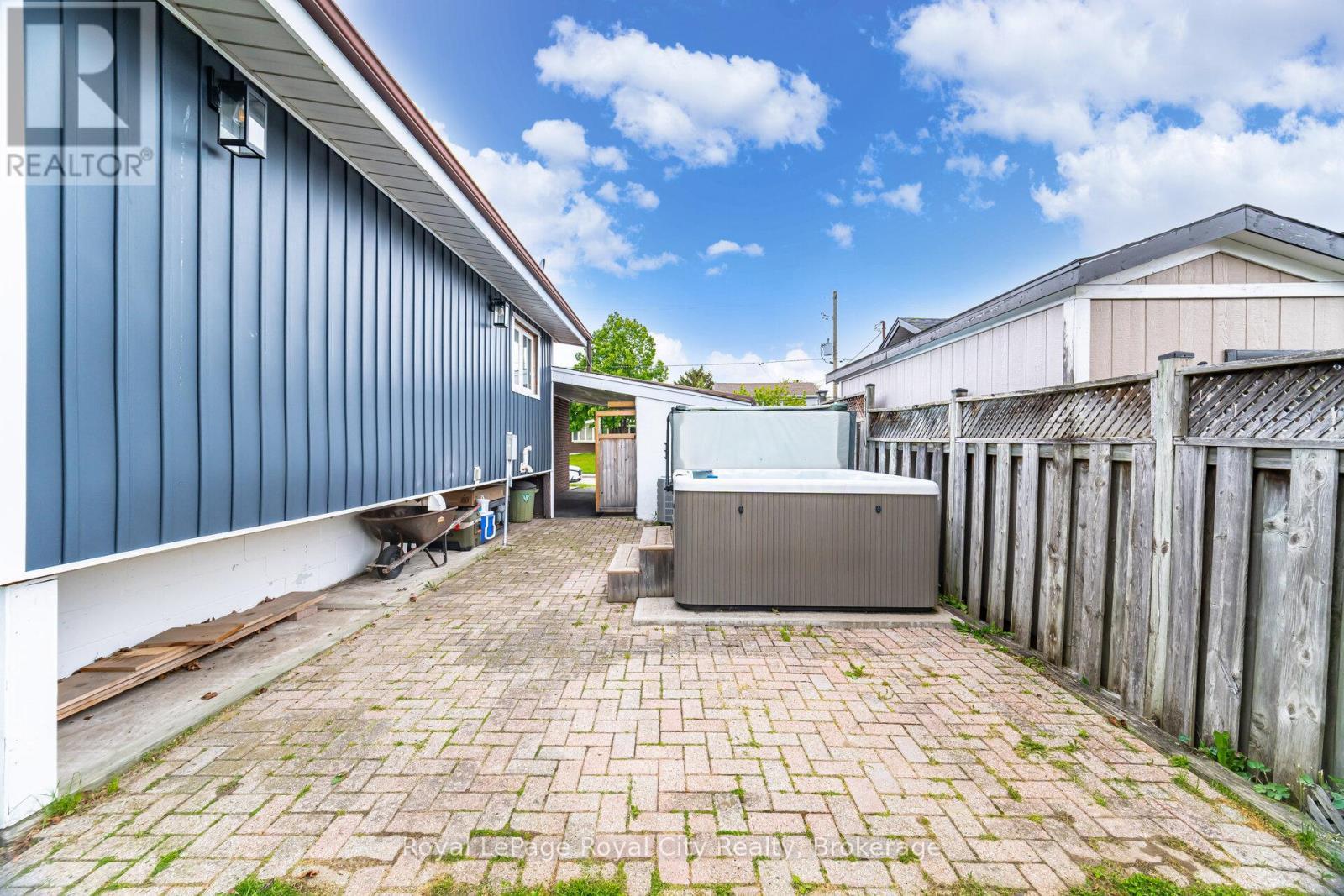 












61 LAWFIELD DRIVE

,
Hamilton (Lawfield),




Ontario
L8V4C6

