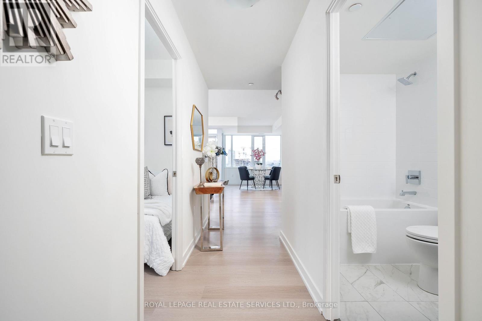 












403 - 859 THE QUEENSWAY

,
Toronto,




Ontario
M8Z1N8

