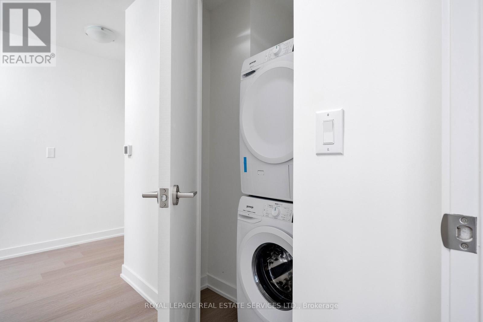 












403 - 859 THE QUEENSWAY

,
Toronto,




Ontario
M8Z1N8

