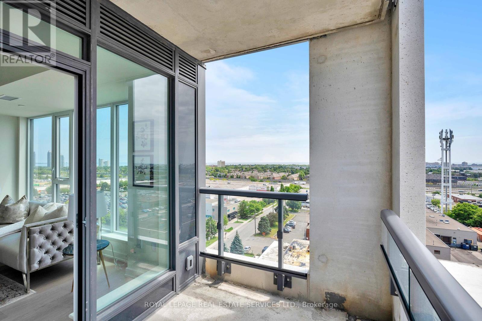 












403 - 859 THE QUEENSWAY

,
Toronto,




Ontario
M8Z1N8

