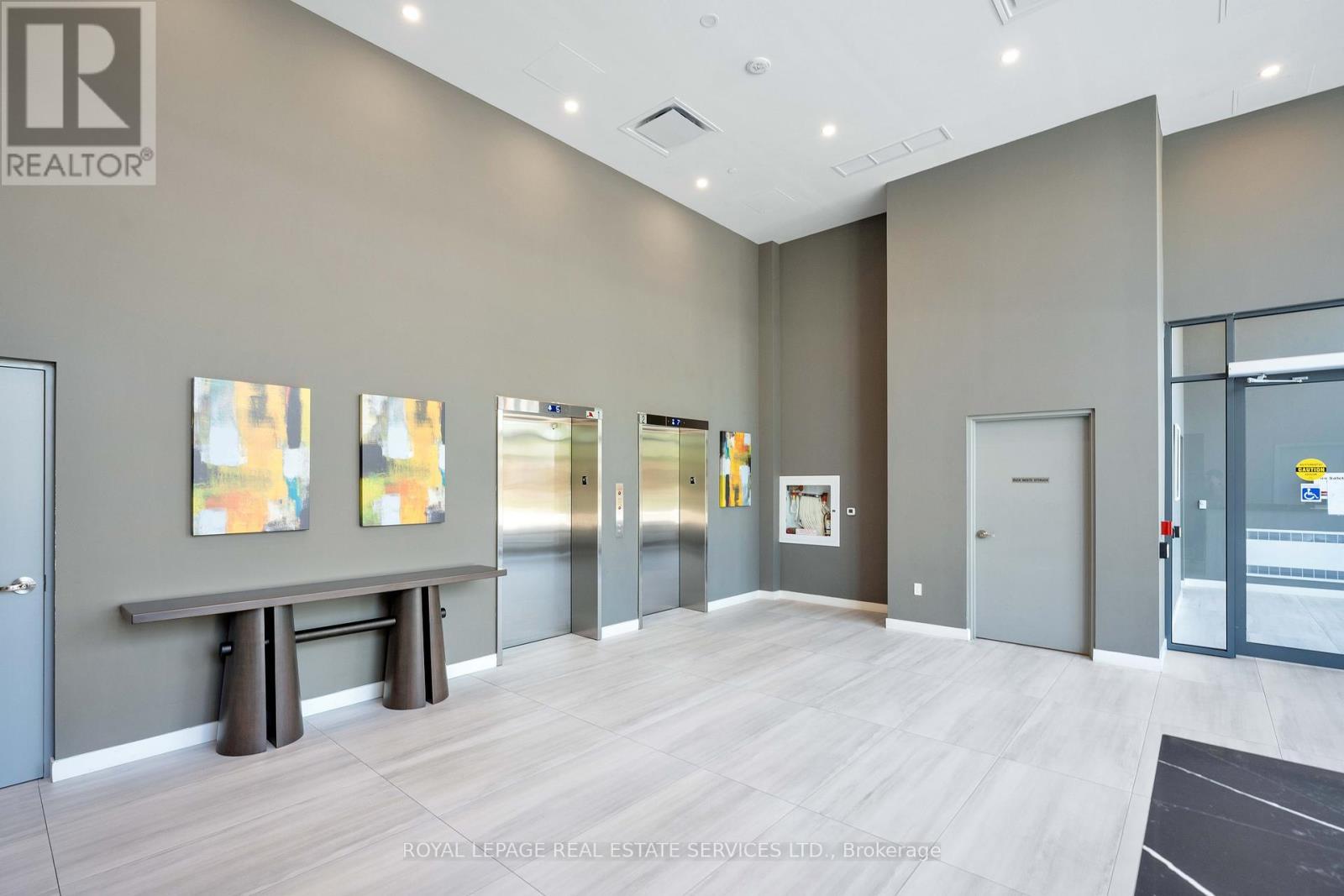 












403 - 859 THE QUEENSWAY

,
Toronto,




Ontario
M8Z1N8

