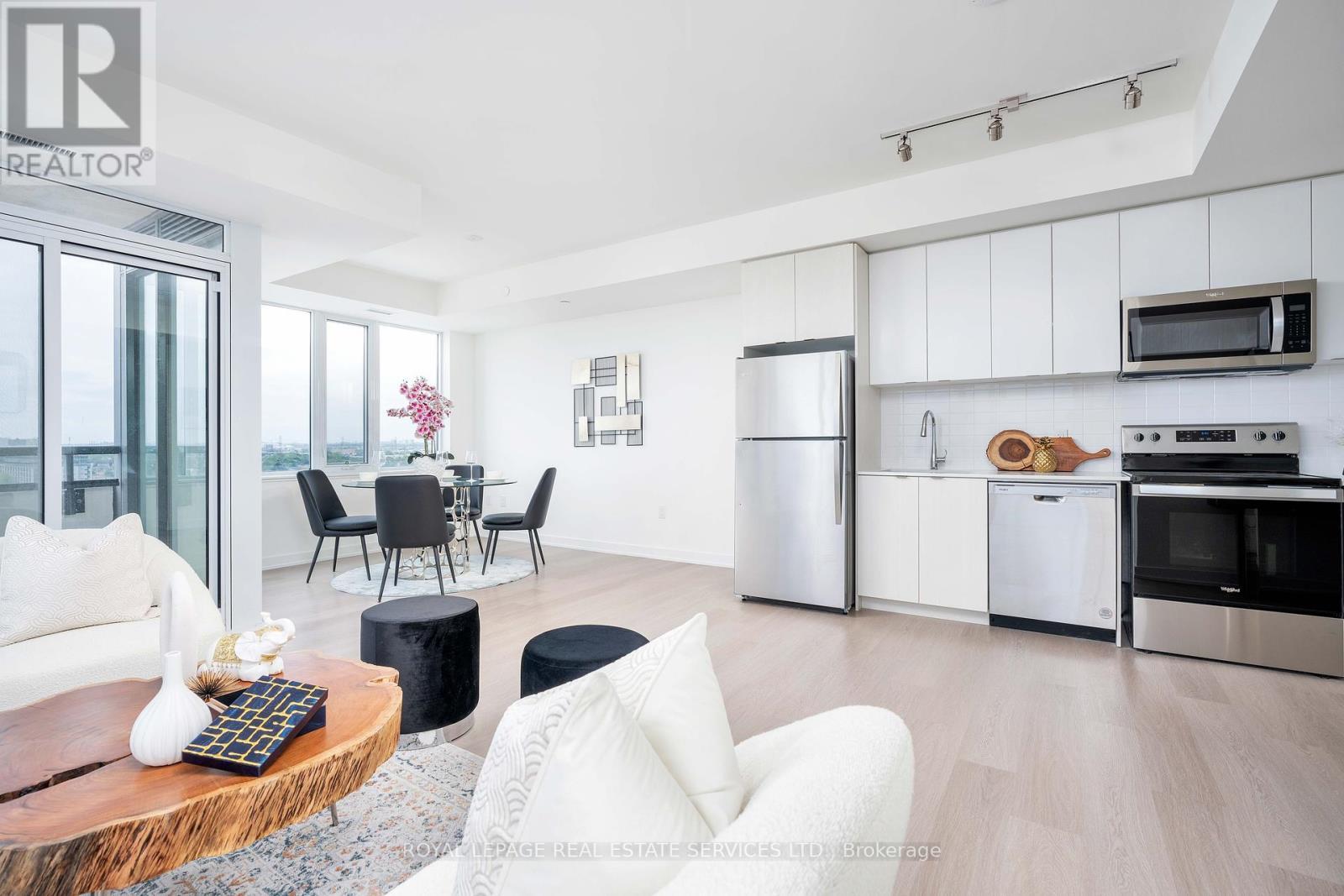 












403 - 859 THE QUEENSWAY

,
Toronto,




Ontario
M8Z1N8

