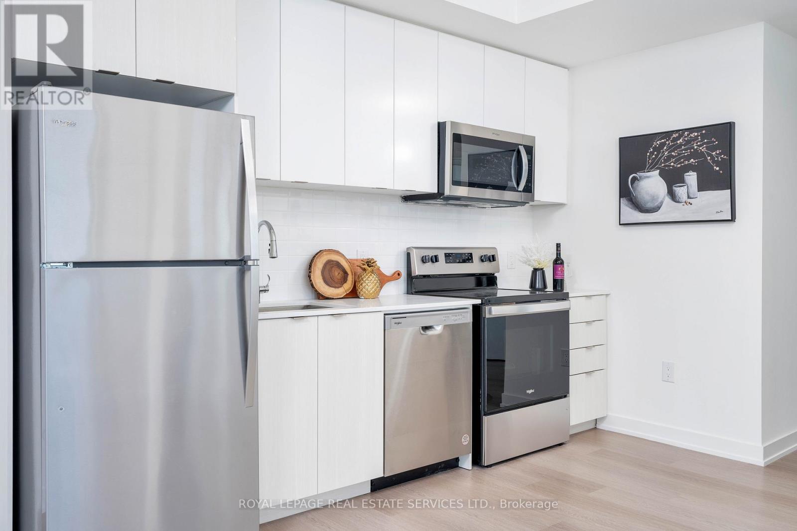 












403 - 859 THE QUEENSWAY

,
Toronto,




Ontario
M8Z1N8

