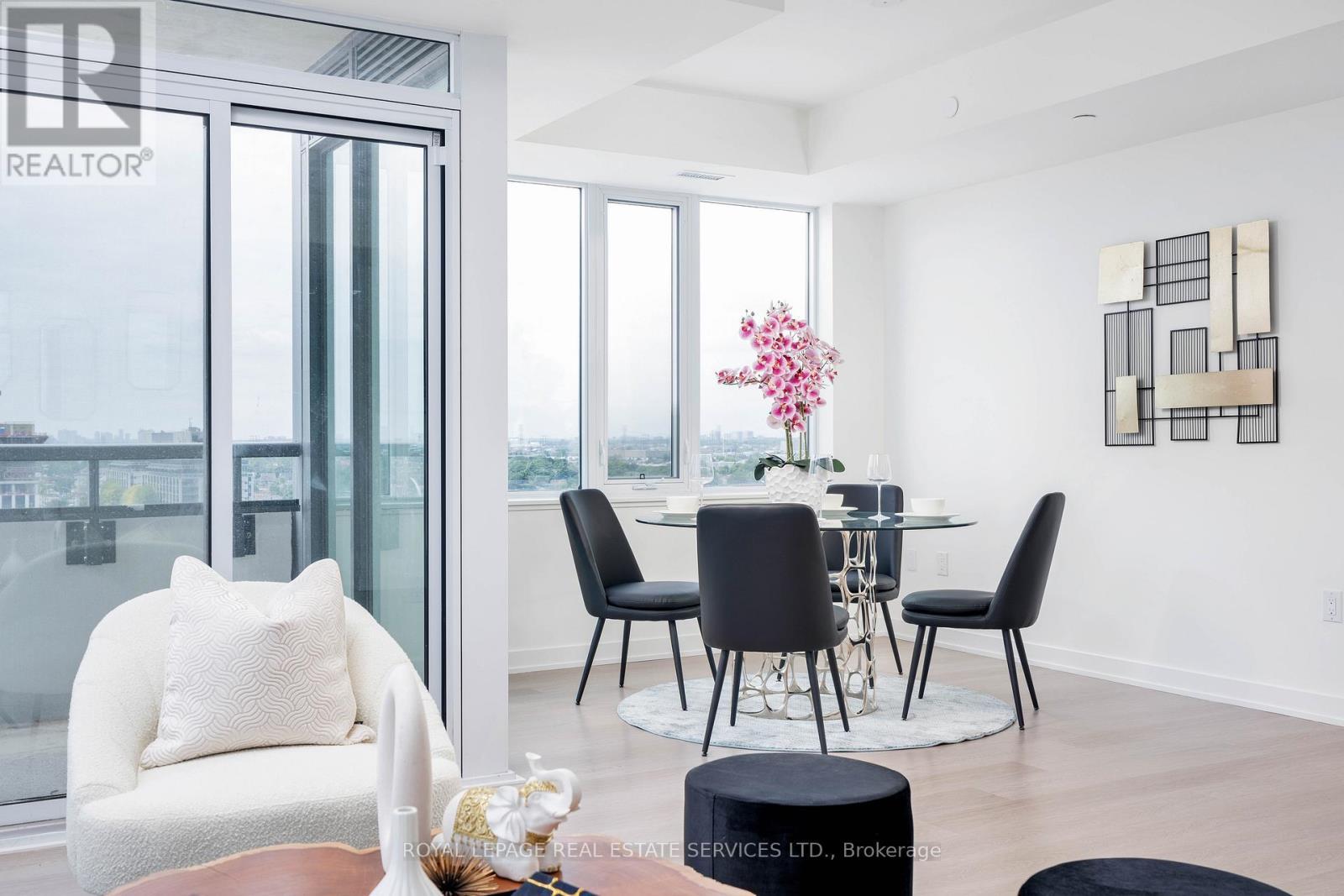 












403 - 859 THE QUEENSWAY

,
Toronto,




Ontario
M8Z1N8


