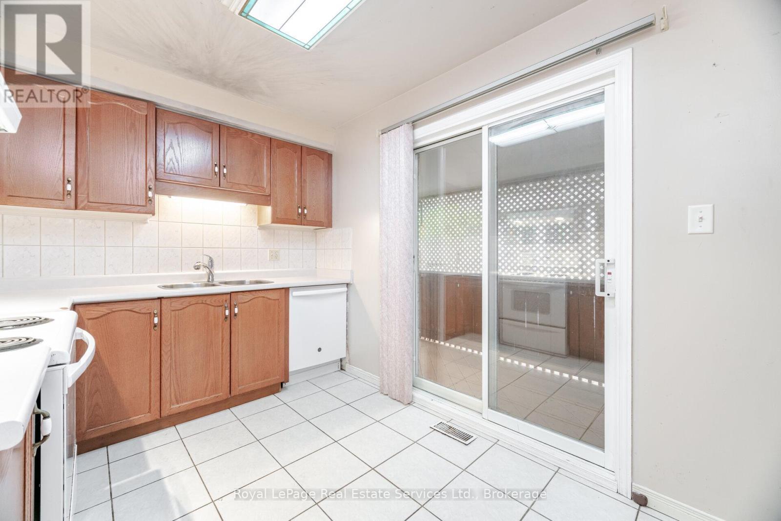 












1263 WALKER'S LINE

,
Burlington (Tansley),




Ontario
L7M4N8

