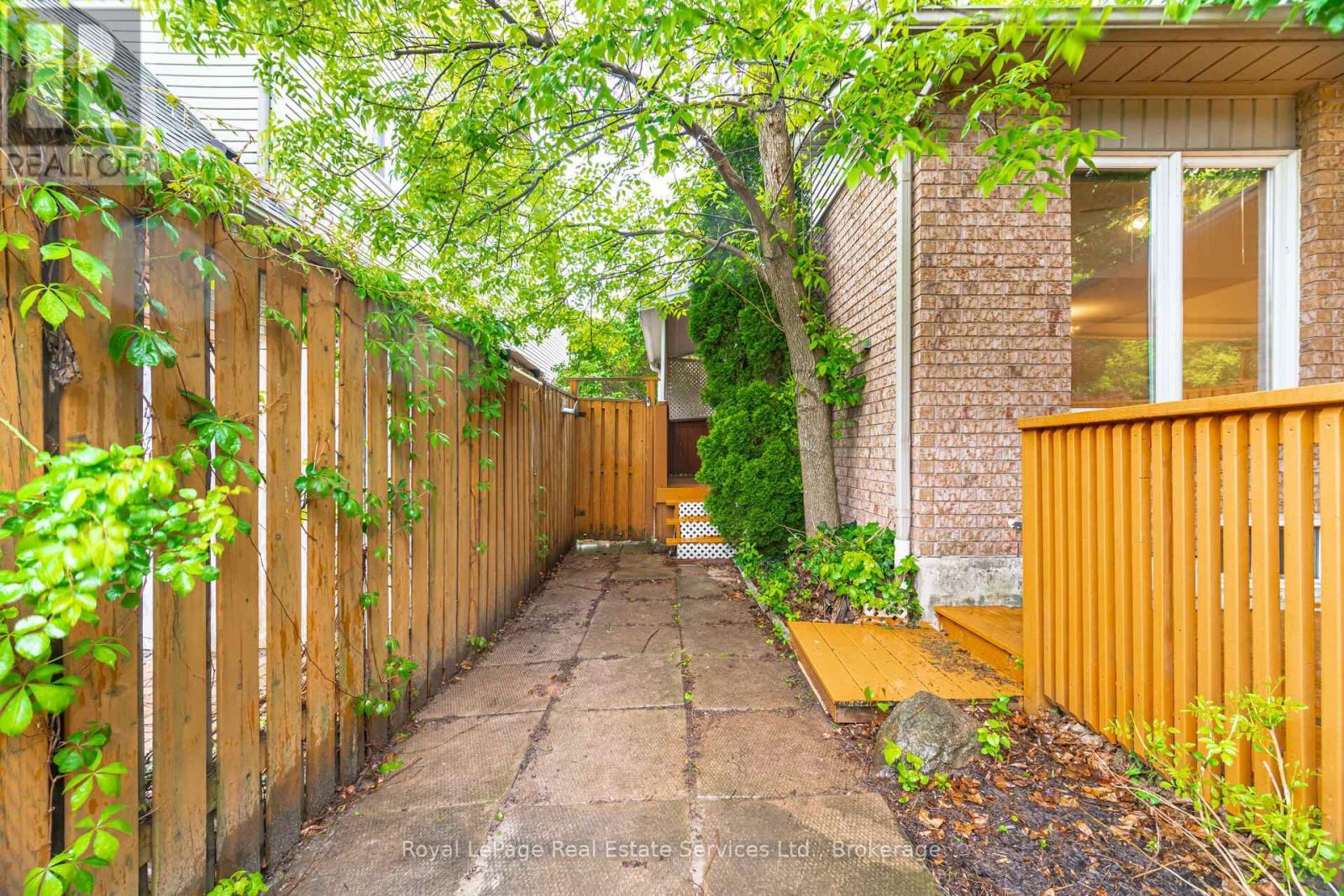 












1263 WALKER'S LINE

,
Burlington (Tansley),




Ontario
L7M4N8

