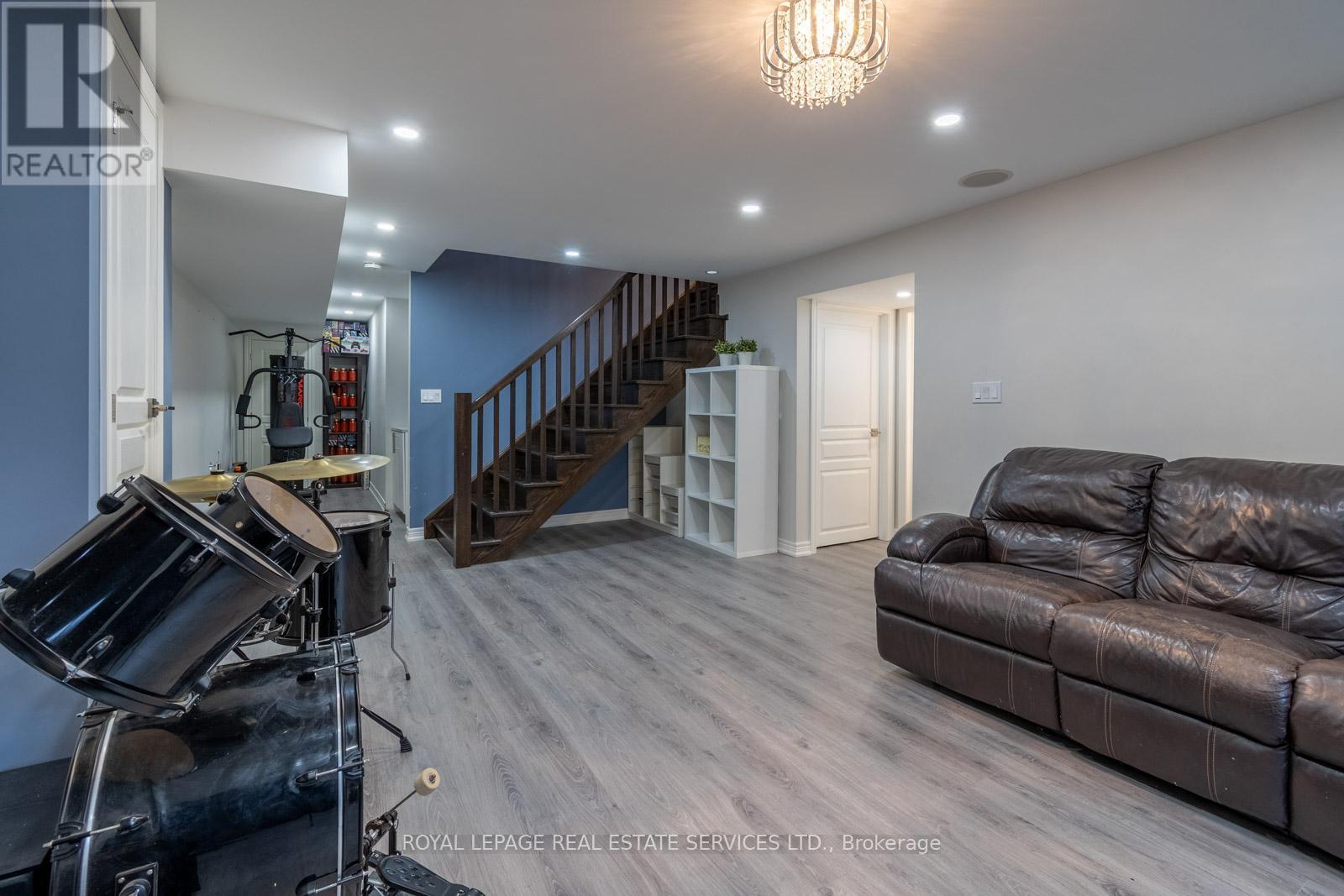 












75 CHAMOMILE DRIVE

,
Hamilton,




Ontario
L8W0C1

