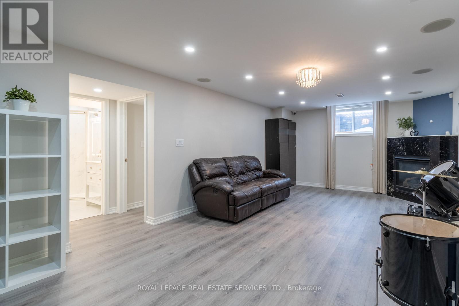 












75 CHAMOMILE DRIVE

,
Hamilton,




Ontario
L8W0C1

