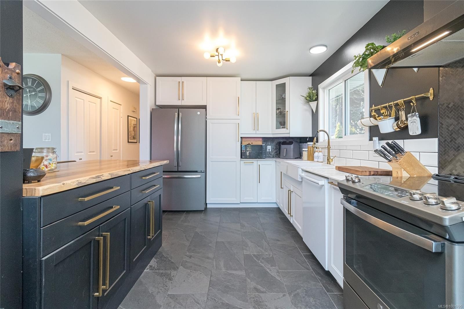 









525


Noowick

Rd,
Mill Bay,




BC
V0R 2P4

