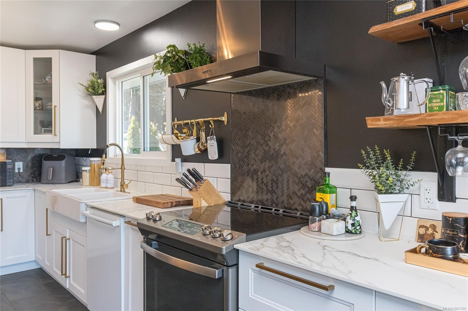 









525


Noowick

Rd,
Mill Bay,




BC
V0R 2P4

