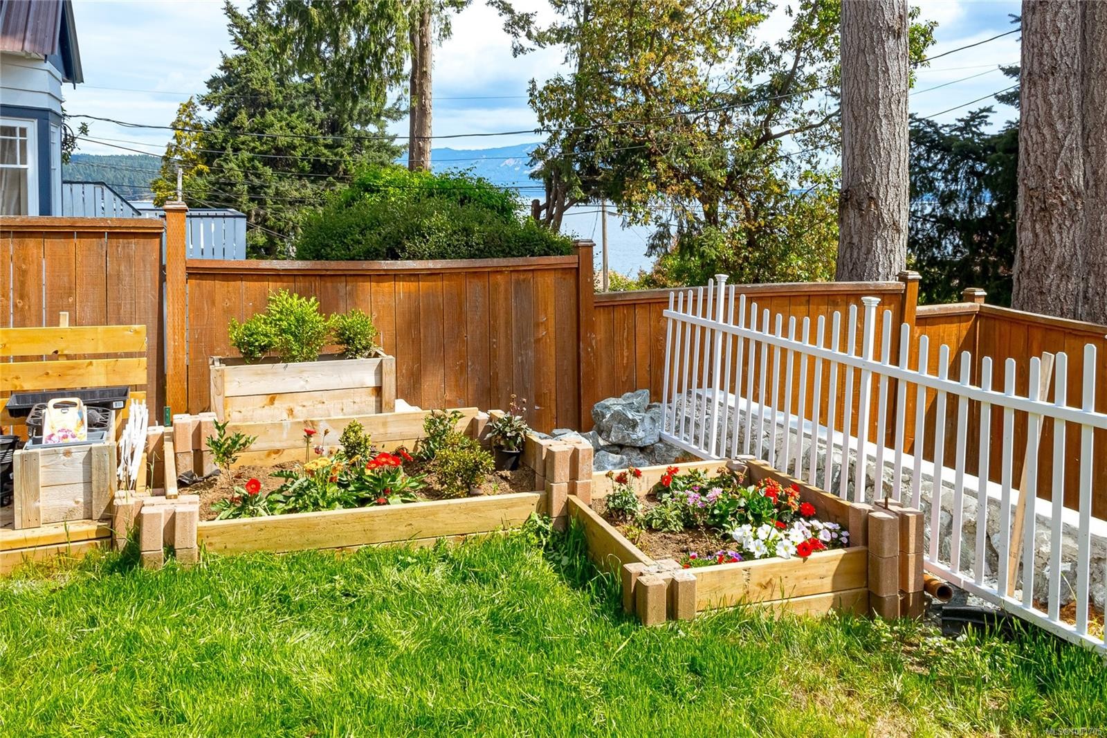 









525


Noowick

Rd,
Mill Bay,




BC
V0R 2P4

