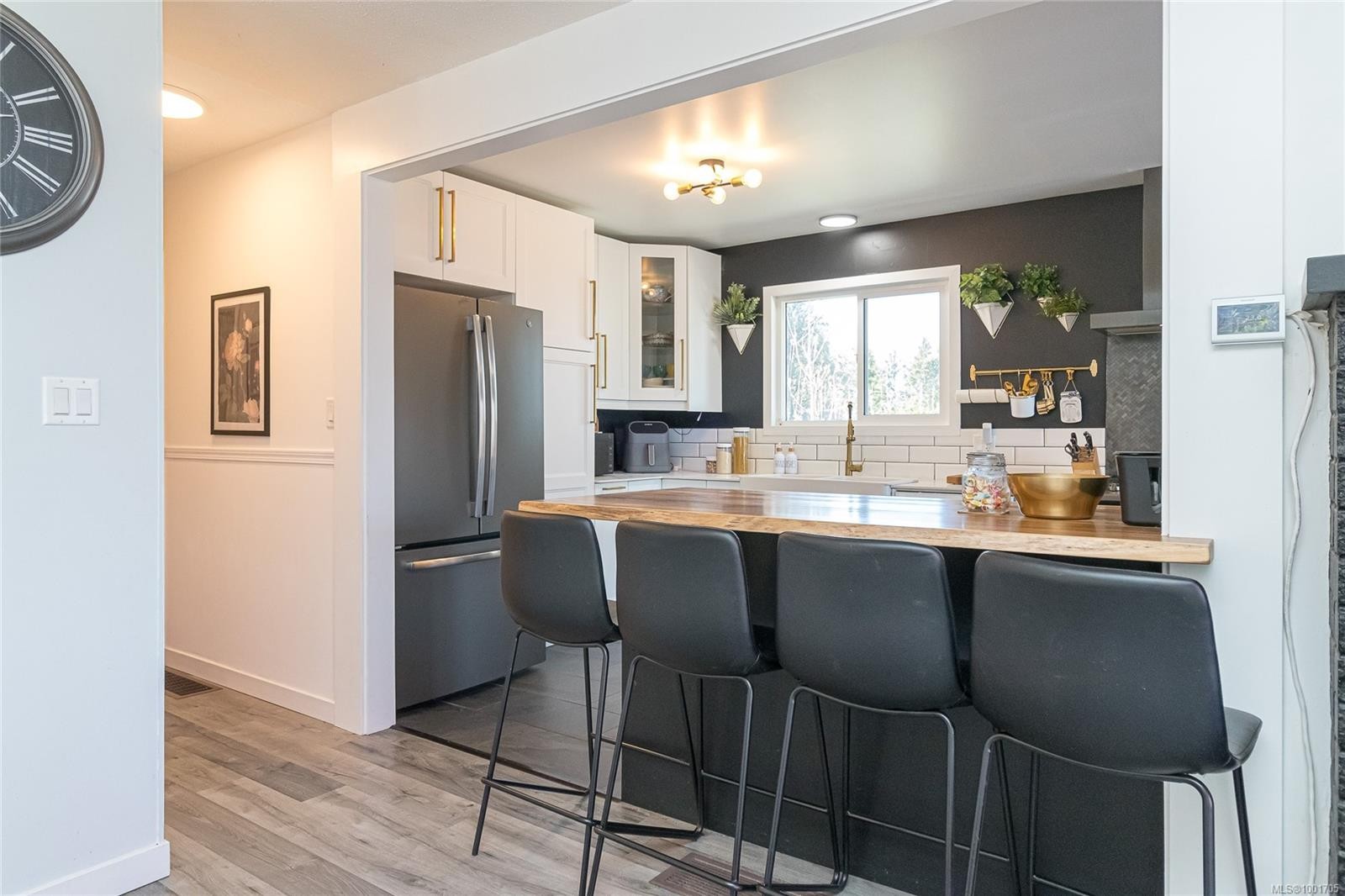 









525


Noowick

Rd,
Mill Bay,




BC
V0R 2P4

