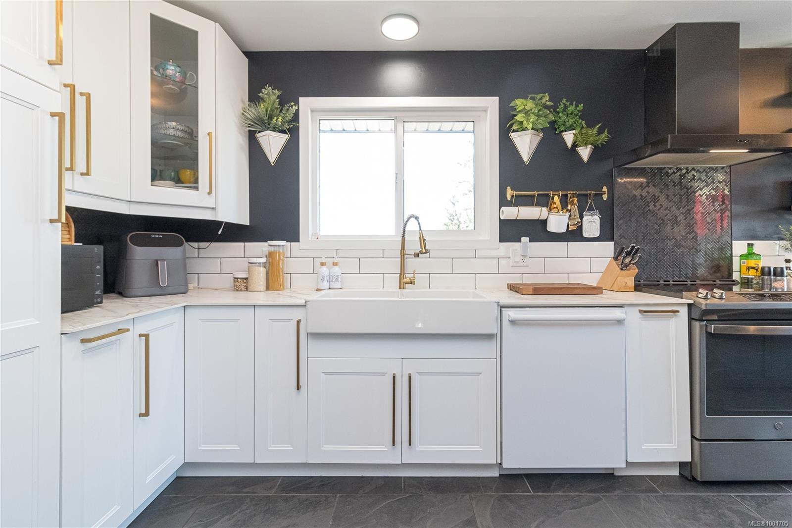 









525


Noowick

Rd,
Mill Bay,




BC
V0R 2P4

