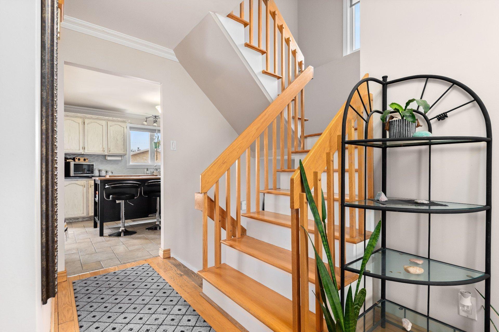 









3615


Rue Gélineau

,
Longueuil (Saint-Hubert),




QC
J3Y4L3

