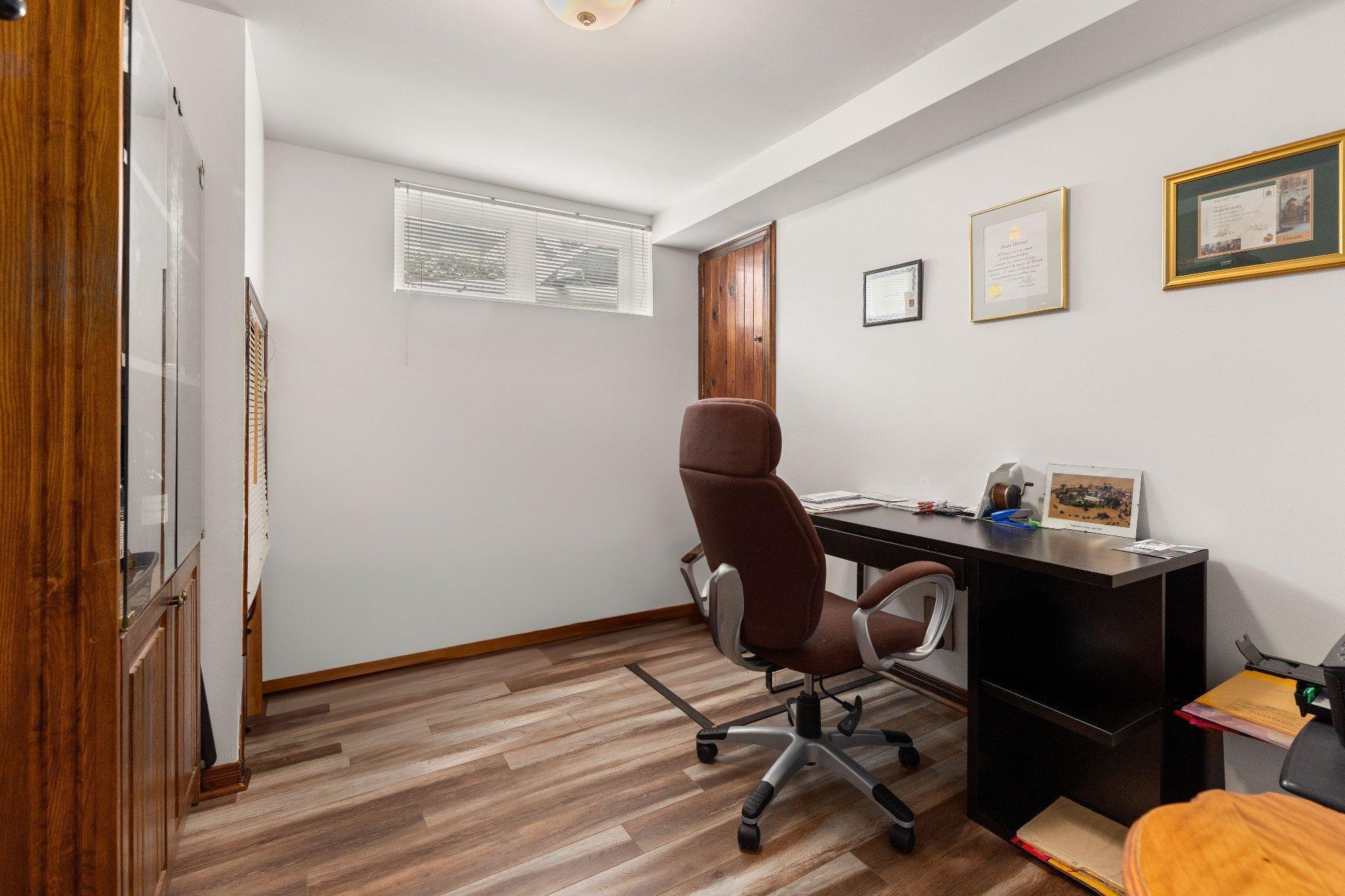









3615


Rue Gélineau

,
Longueuil (Saint-Hubert),




QC
J3Y4L3

