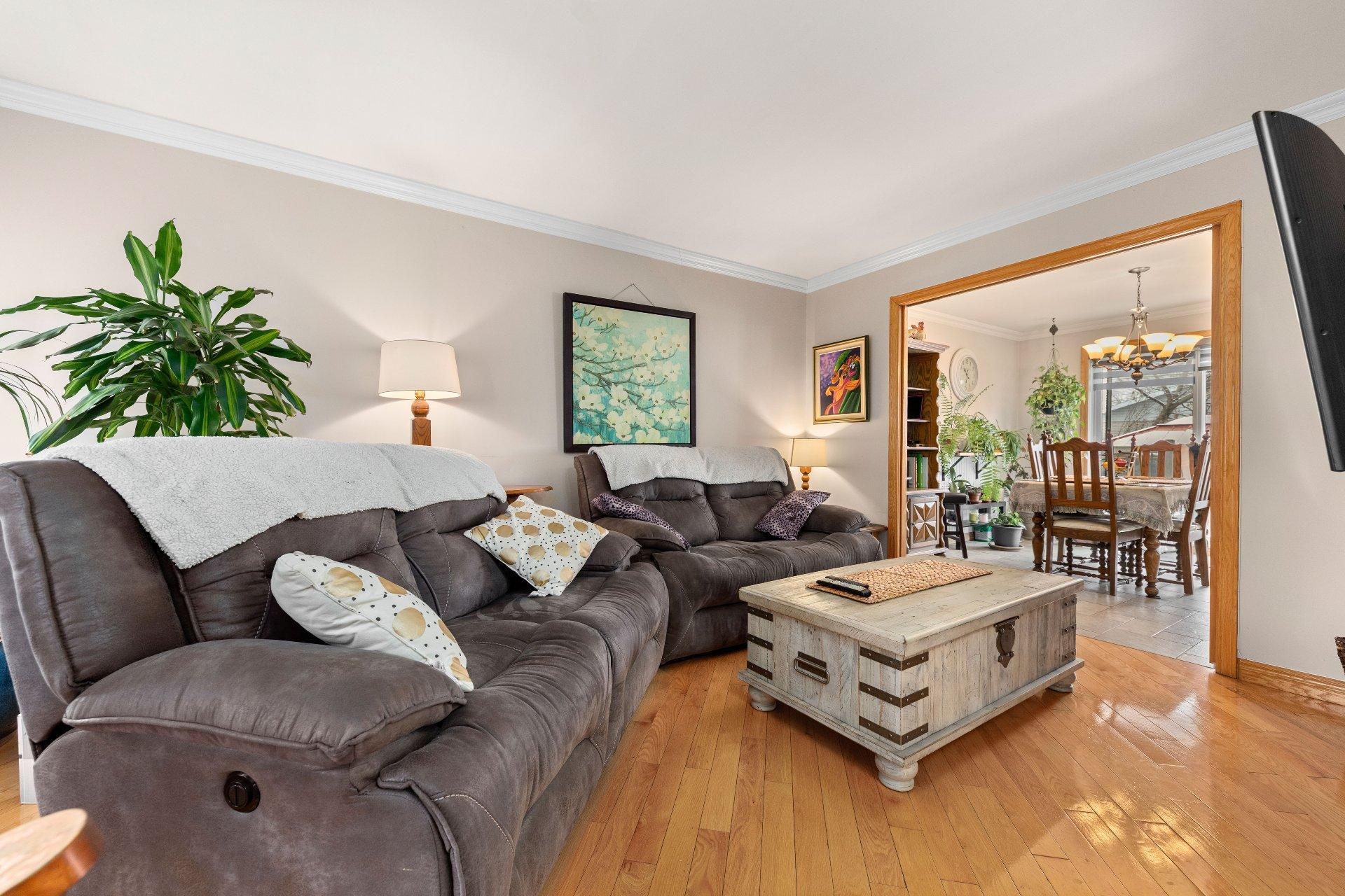 









3615


Rue Gélineau

,
Longueuil (Saint-Hubert),




QC
J3Y4L3

