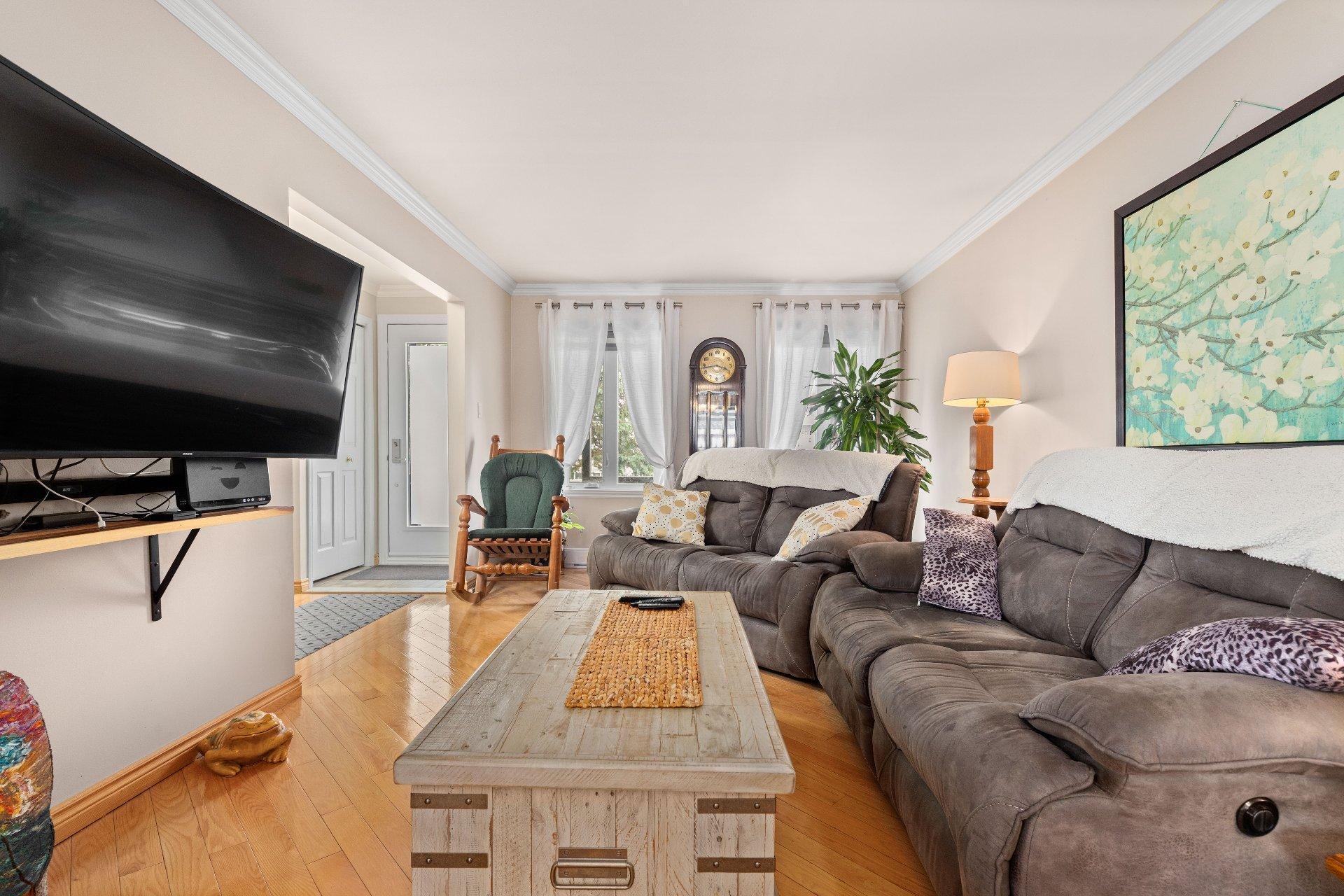 









3615


Rue Gélineau

,
Longueuil (Saint-Hubert),




QC
J3Y4L3

