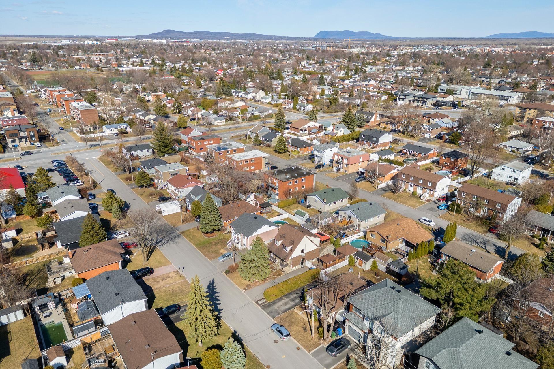 









3615


Rue Gélineau

,
Longueuil (Saint-Hubert),




QC
J3Y4L3

