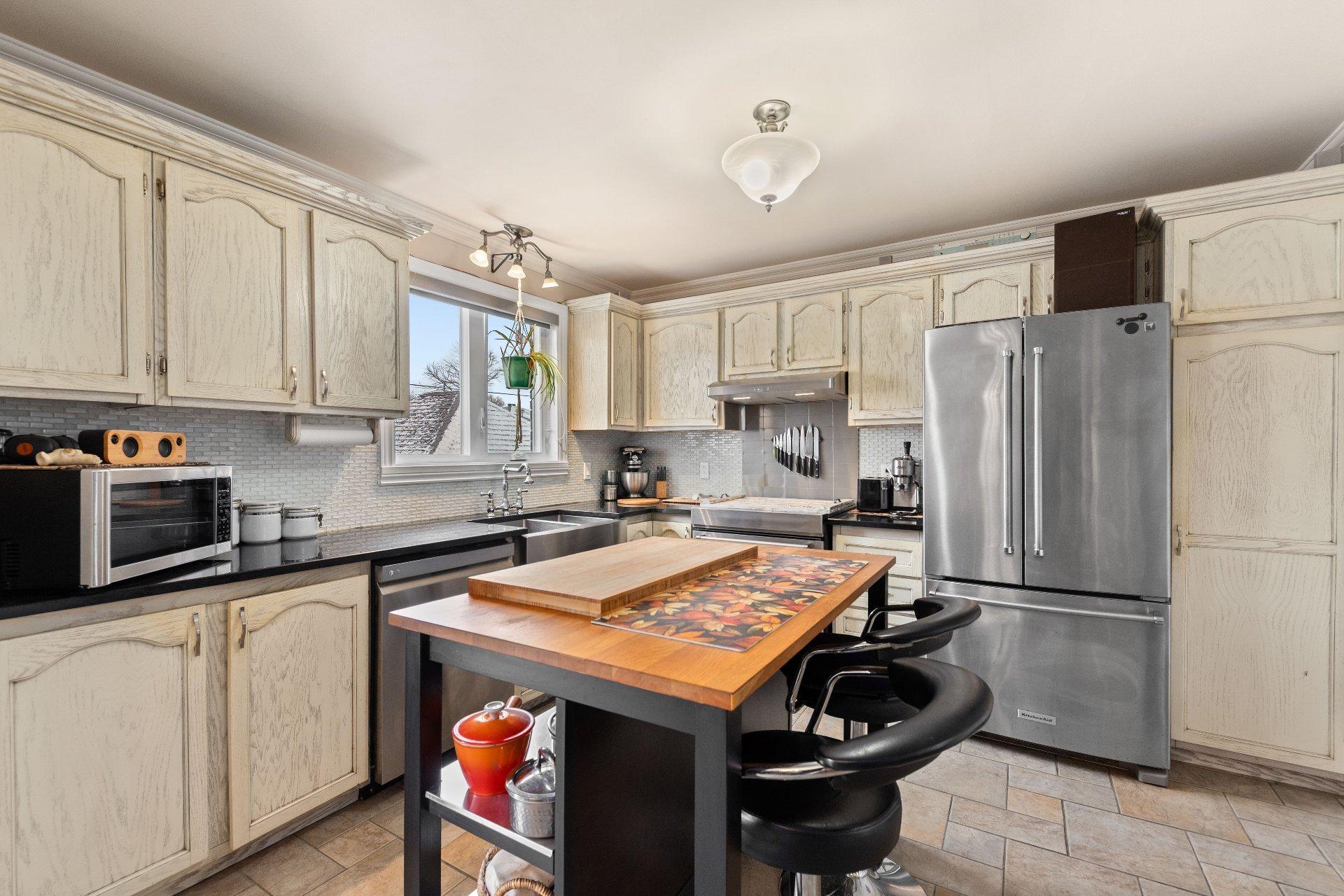 









3615


Rue Gélineau

,
Longueuil (Saint-Hubert),




QC
J3Y4L3

