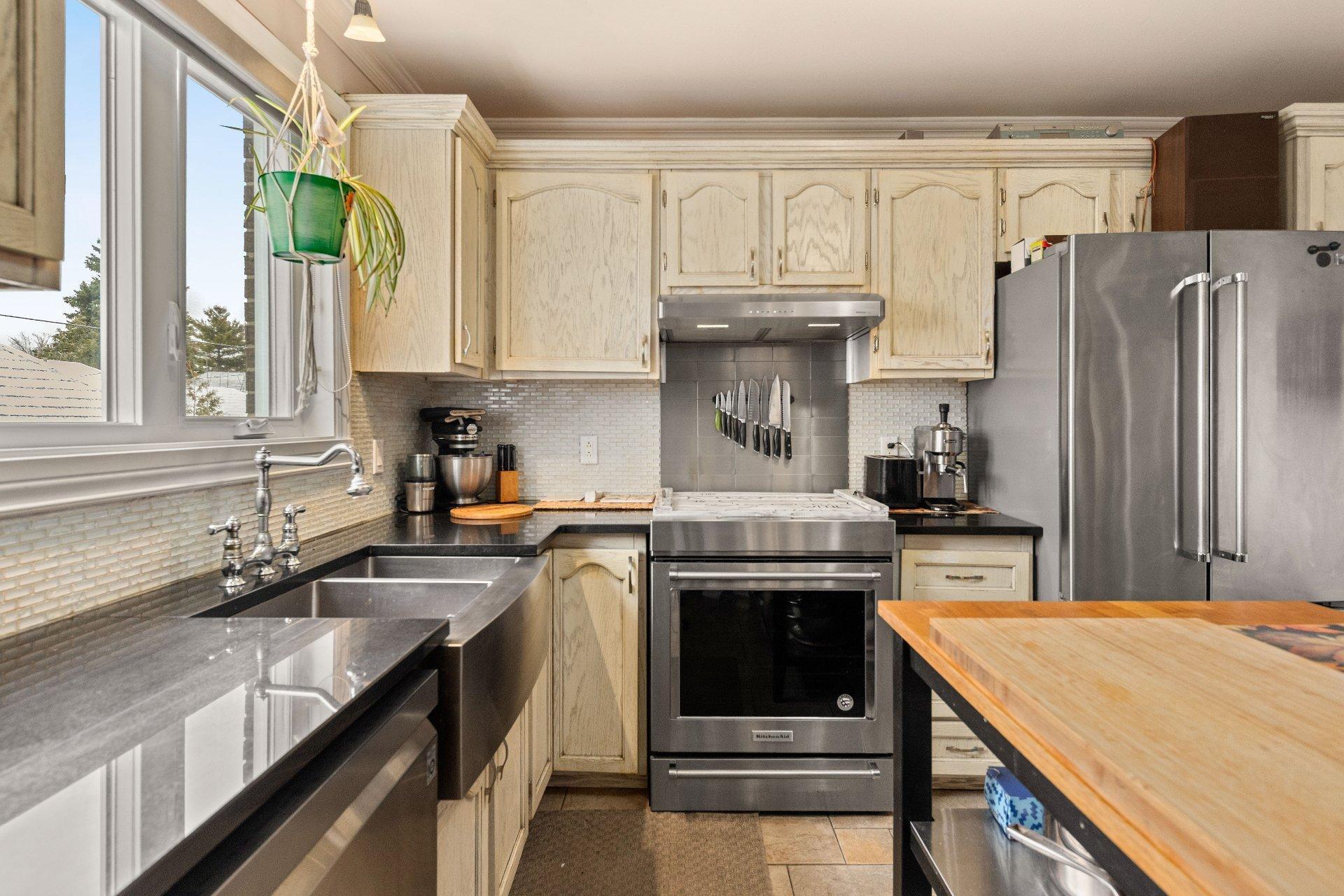 









3615


Rue Gélineau

,
Longueuil (Saint-Hubert),




QC
J3Y4L3

