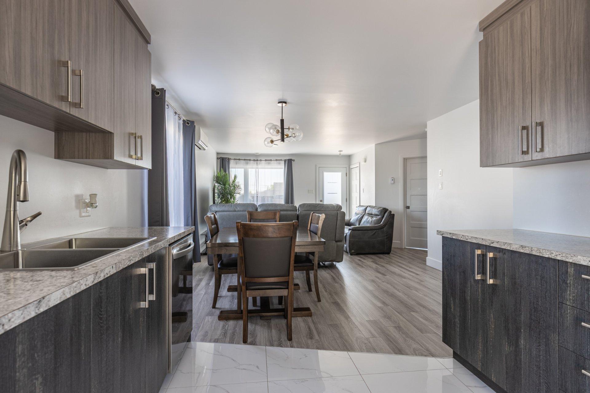 









2425


Rue du Troubadour

,
Drummondville,




QC
J2B7C7

