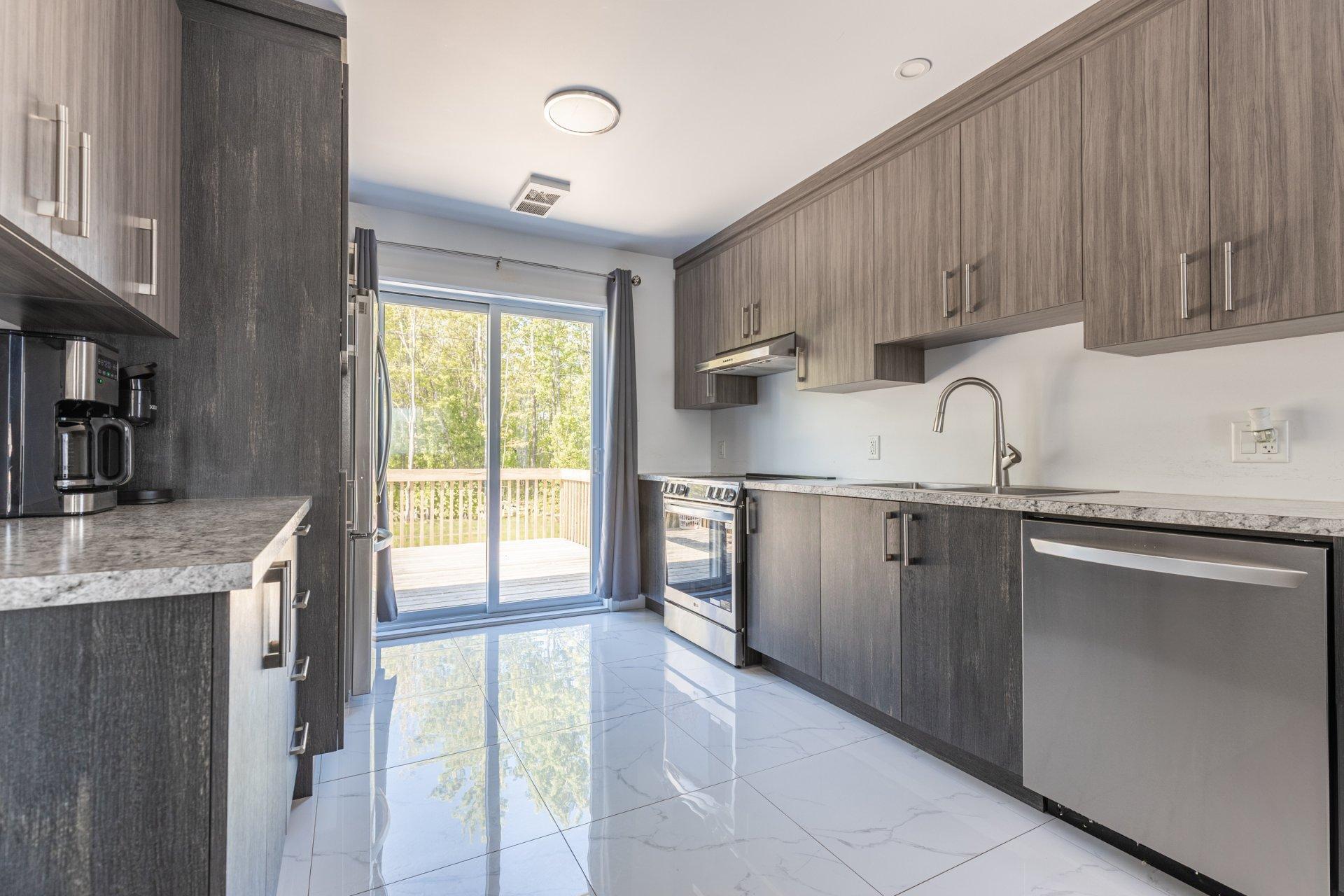 









2425


Rue du Troubadour

,
Drummondville,




QC
J2B7C7

