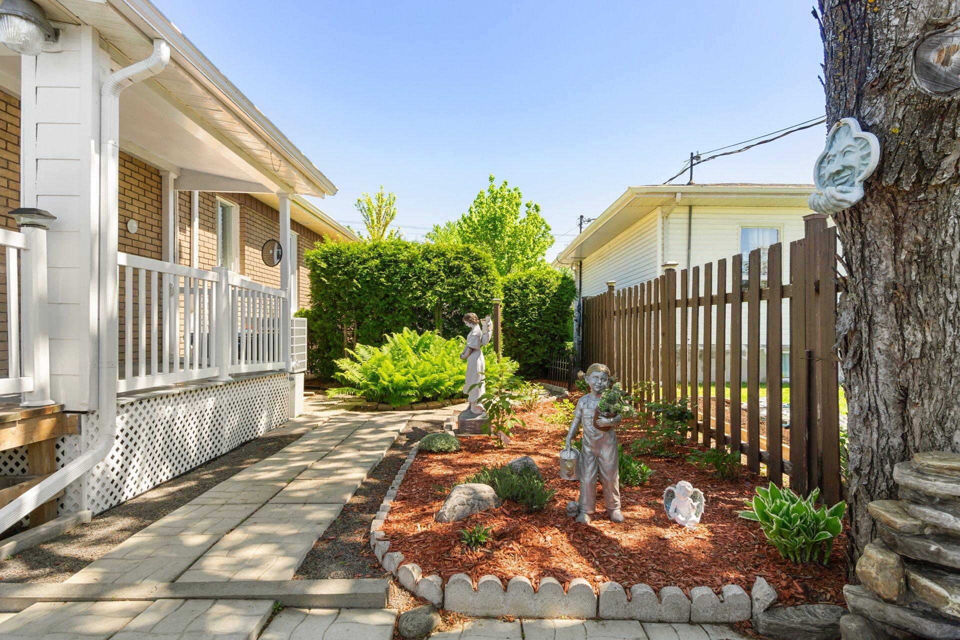 









5571


Boul. du Chanoine-Moreau

,
Trois-Rivières,




QC
G8Y1S9

