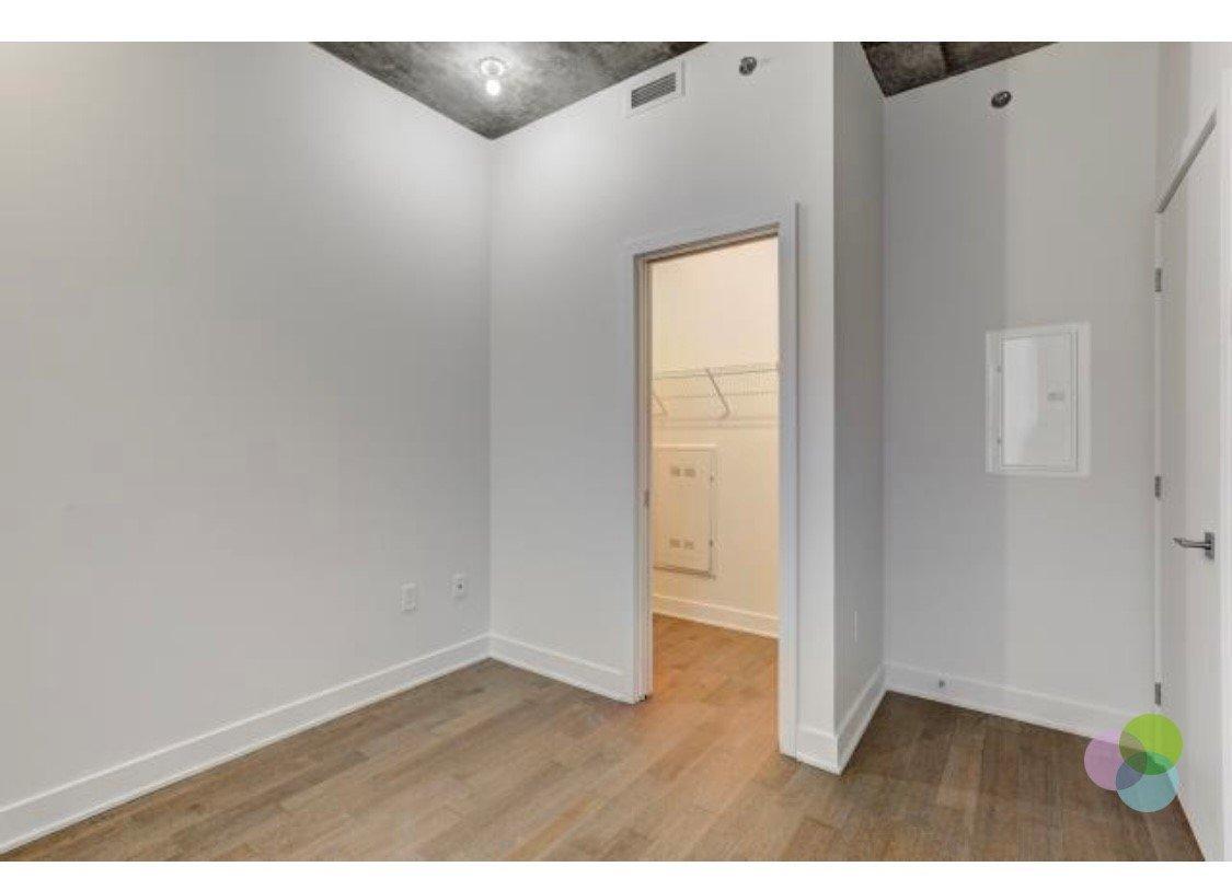 









2300


Rue Tupper

, 213,
Montréal (Ville-Marie),




QC
H3H0B9

