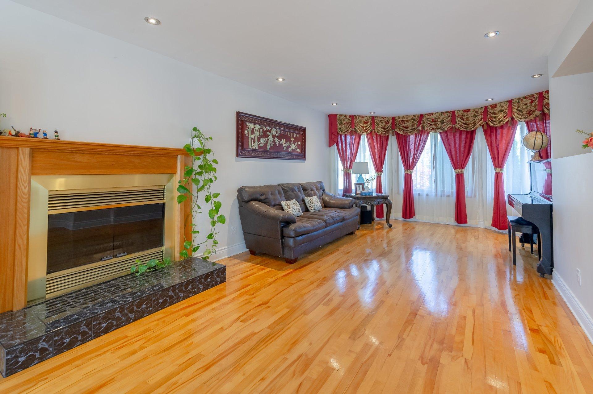 









8993


Crois. Richmond

,
Brossard,




QC
J4X2R9

