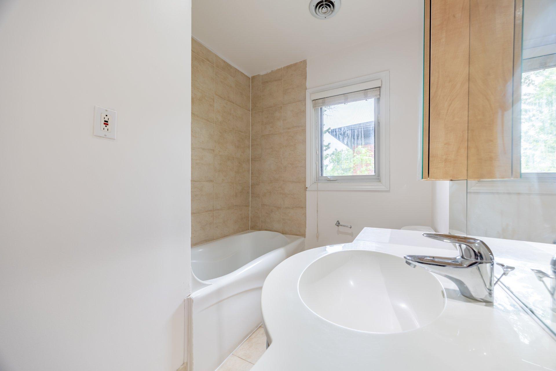 









372


Av. Revere

,
Mont-Royal,




QC
H3P1C3

