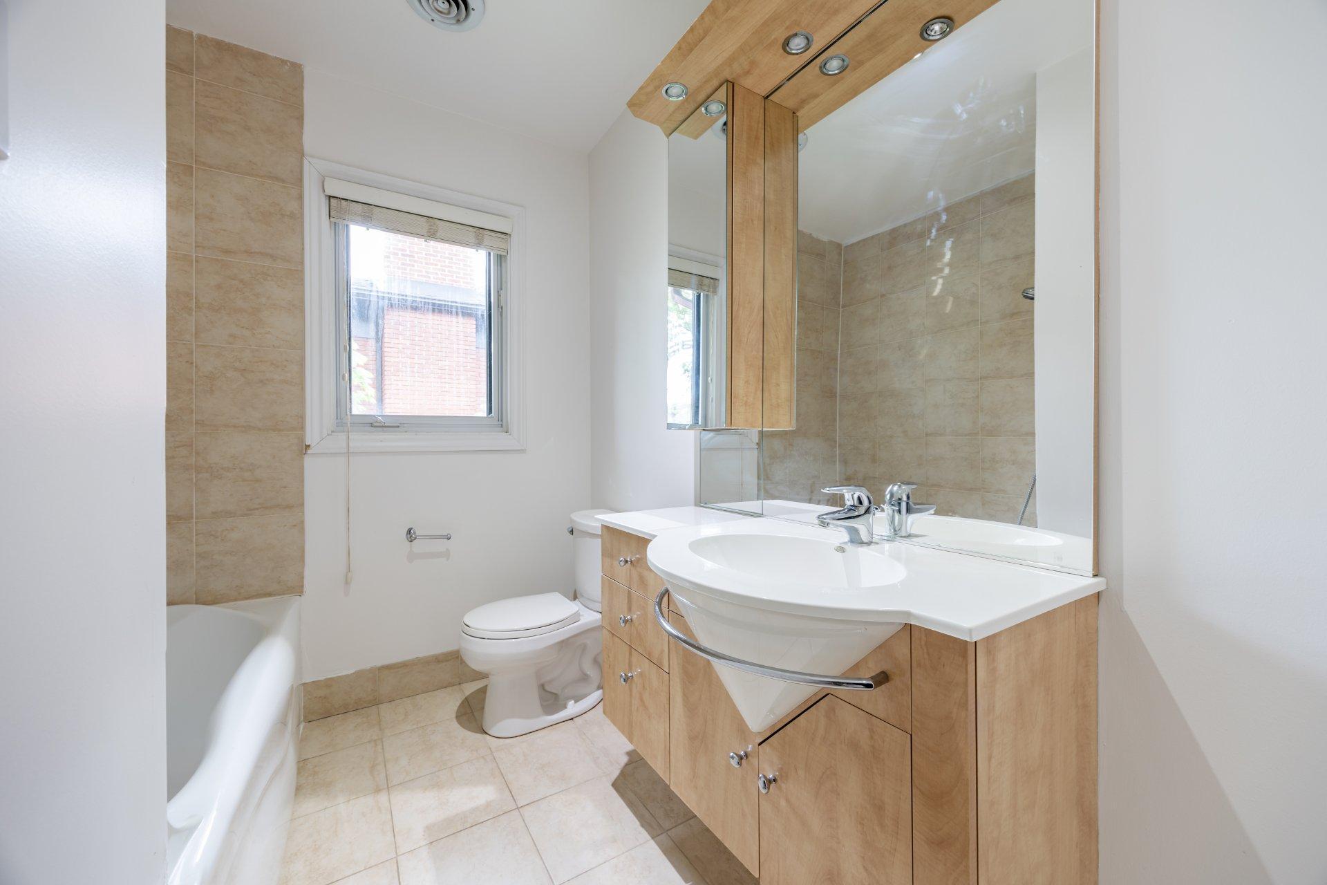









372


Av. Revere

,
Mont-Royal,




QC
H3P1C3

