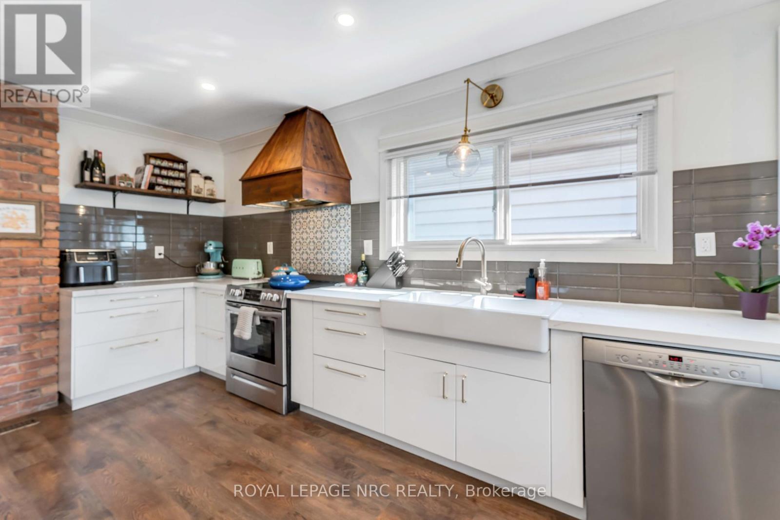 












44 GRANTHAM AVENUE S

,
St. Catharines (E. Chester),




Ontario
L2P3B4

