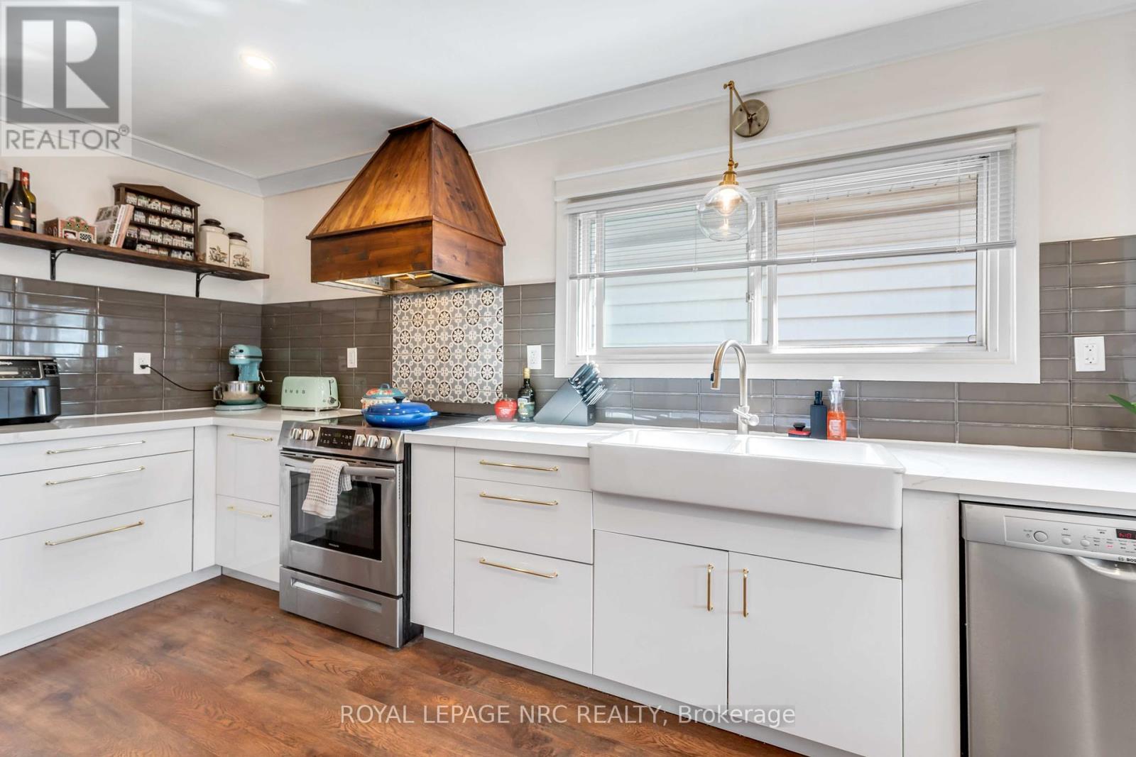 












44 GRANTHAM AVENUE S

,
St. Catharines (E. Chester),




Ontario
L2P3B4


