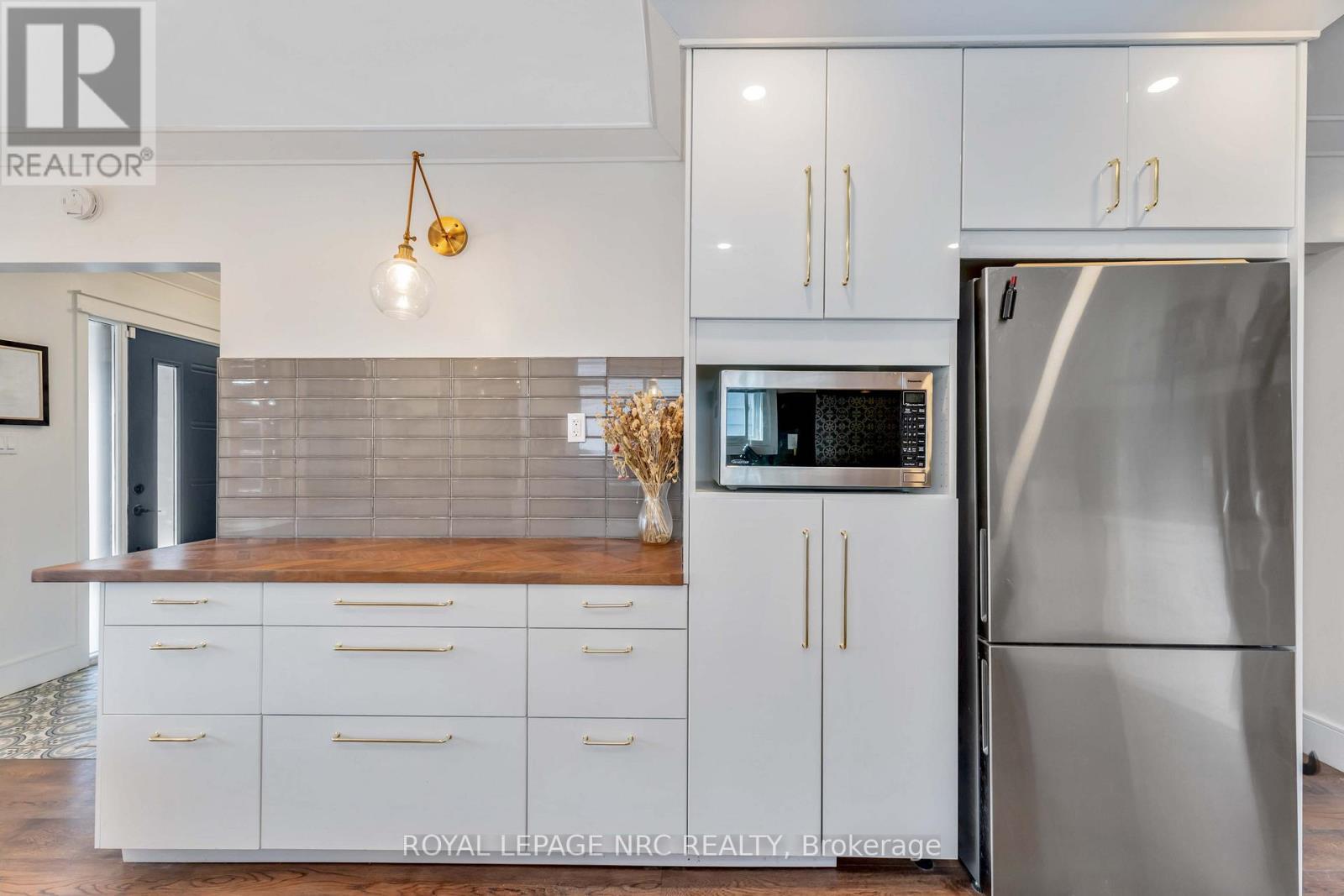 












44 GRANTHAM AVENUE S

,
St. Catharines (E. Chester),




Ontario
L2P3B4

