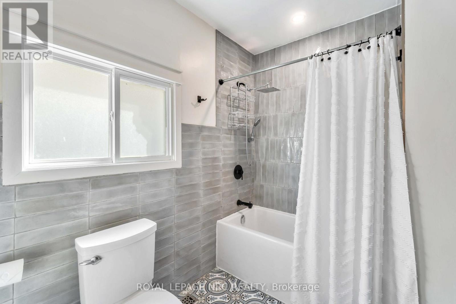 












44 GRANTHAM AVENUE S

,
St. Catharines (E. Chester),




Ontario
L2P3B4

