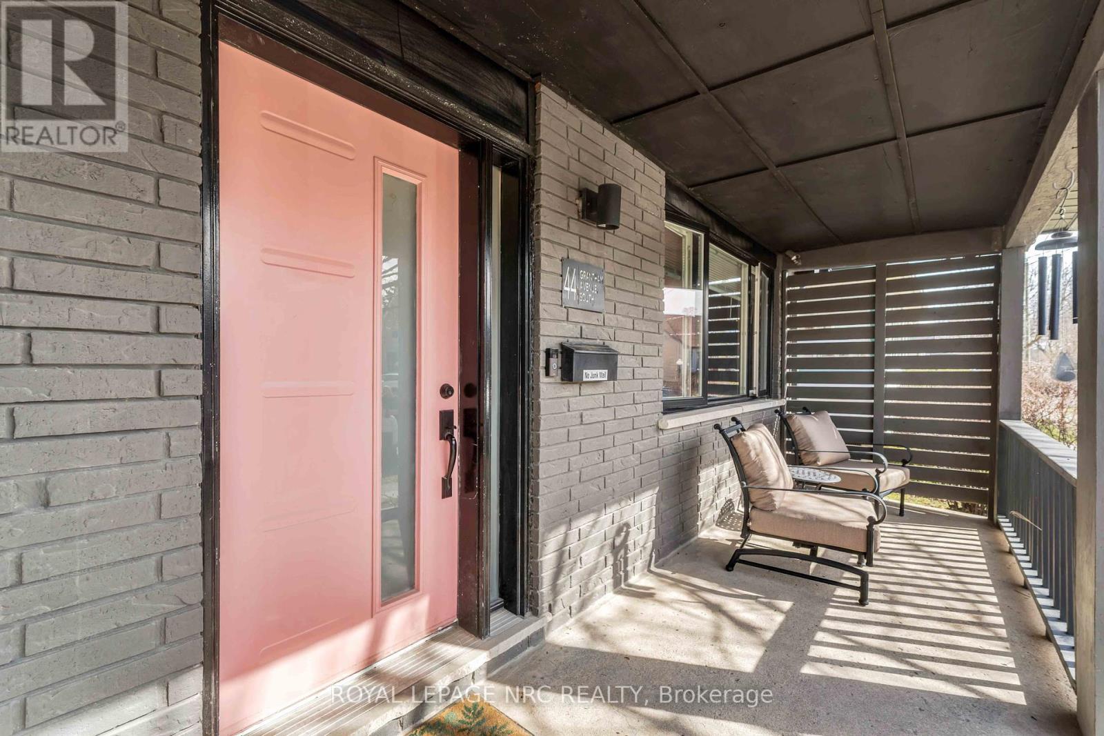 












44 GRANTHAM AVENUE S

,
St. Catharines (E. Chester),




Ontario
L2P3B4

