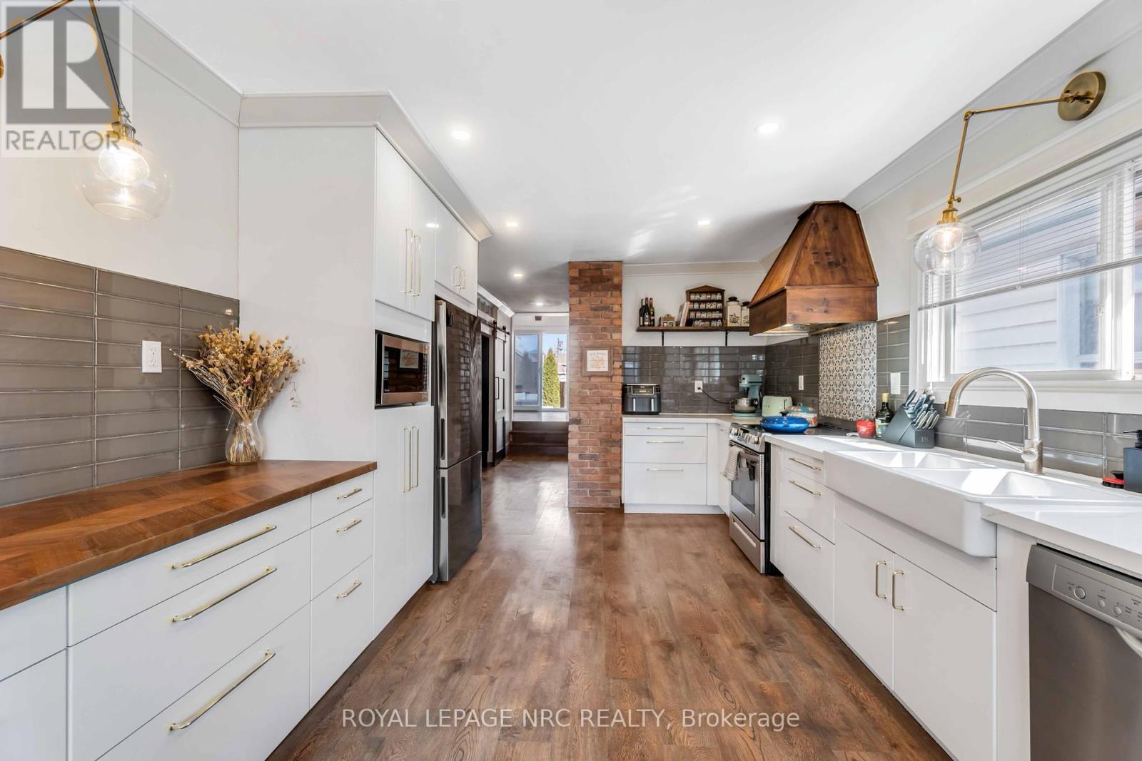 












44 GRANTHAM AVENUE S

,
St. Catharines (E. Chester),




Ontario
L2P3B4

