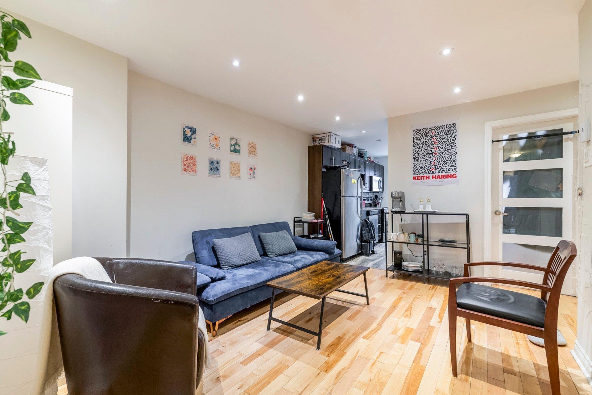 









3566


Rue St-Dominique

,
Montréal (Le Plateau-Mont-Royal),




QC
H2X2X4

