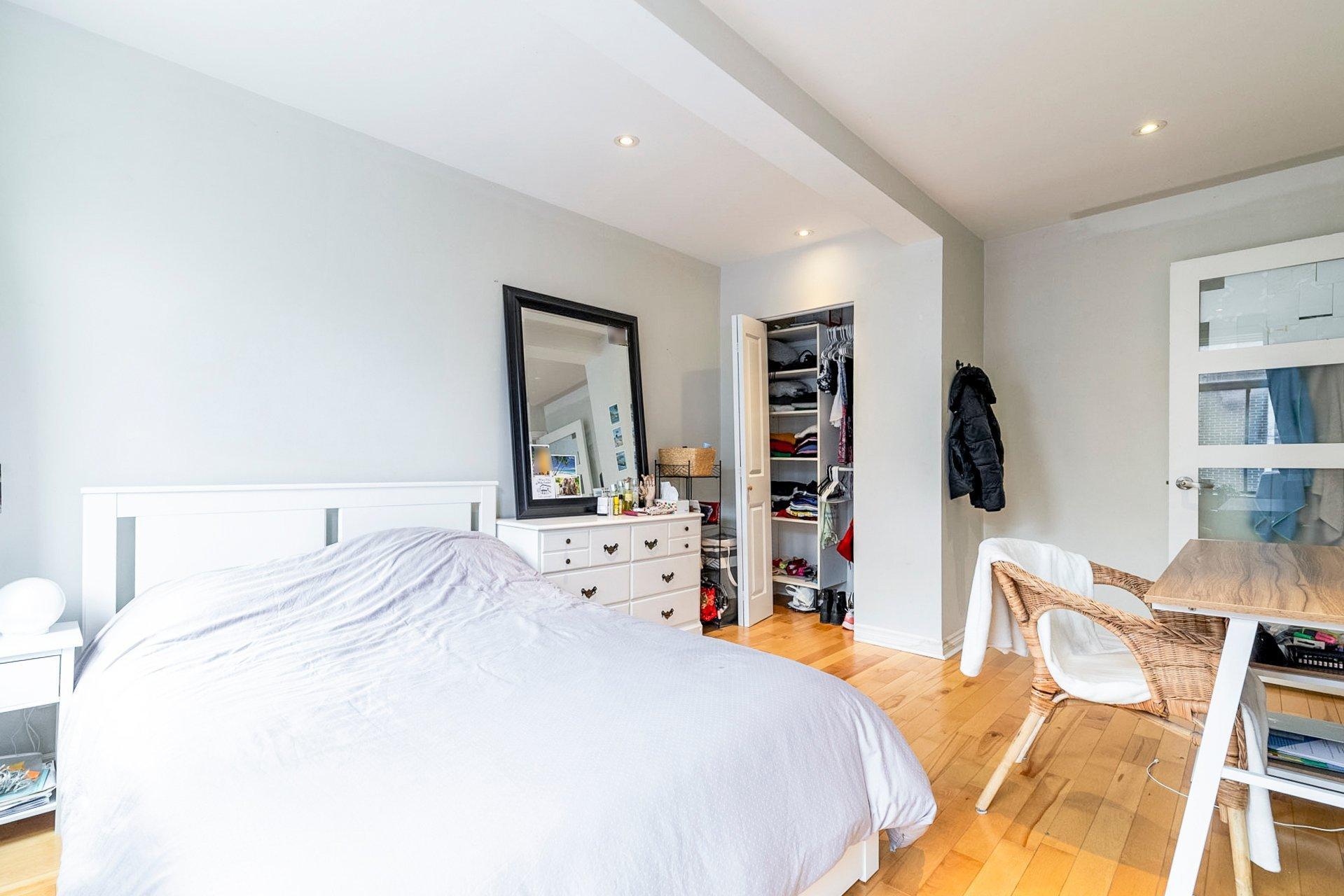 









3566


Rue St-Dominique

,
Montréal (Le Plateau-Mont-Royal),




QC
H2X2X4

