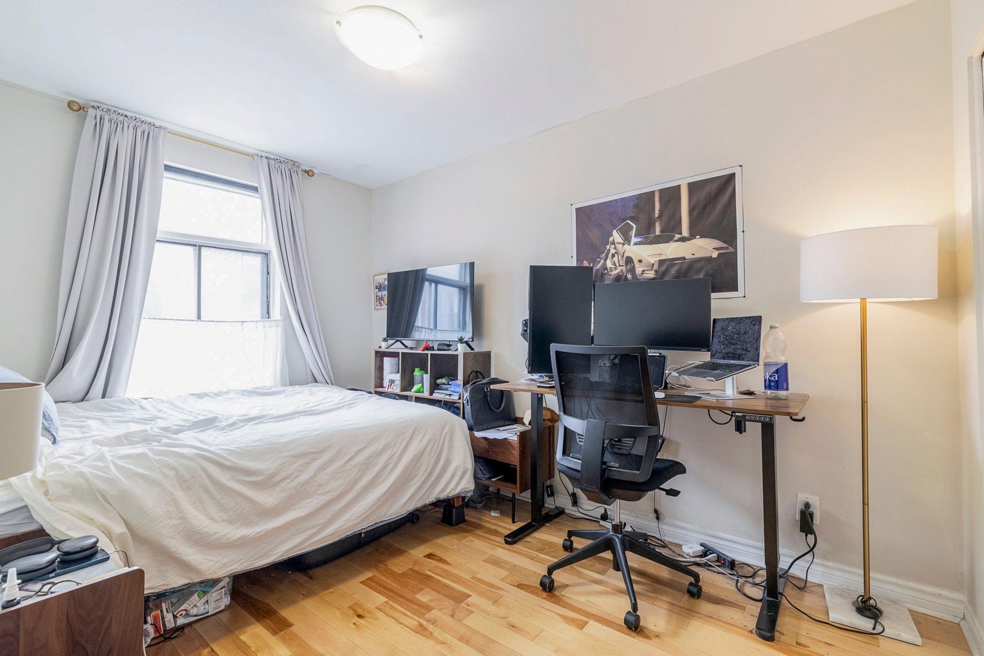 









3556


Rue St-Dominique

,
Montréal (Le Plateau-Mont-Royal),




QC
H2X2X4

