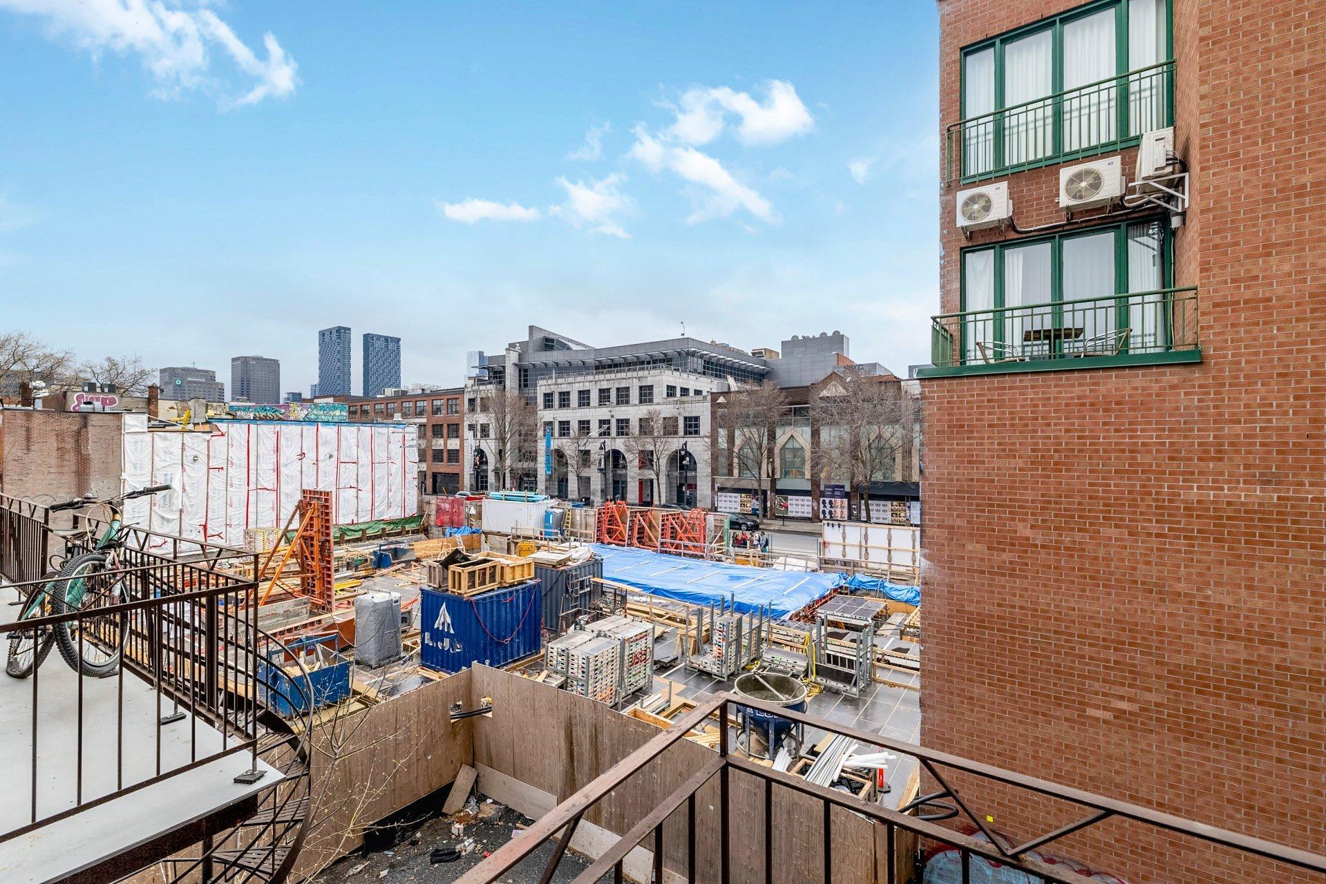 









3556


Rue St-Dominique

,
Montréal (Le Plateau-Mont-Royal),




QC
H2X2X4

