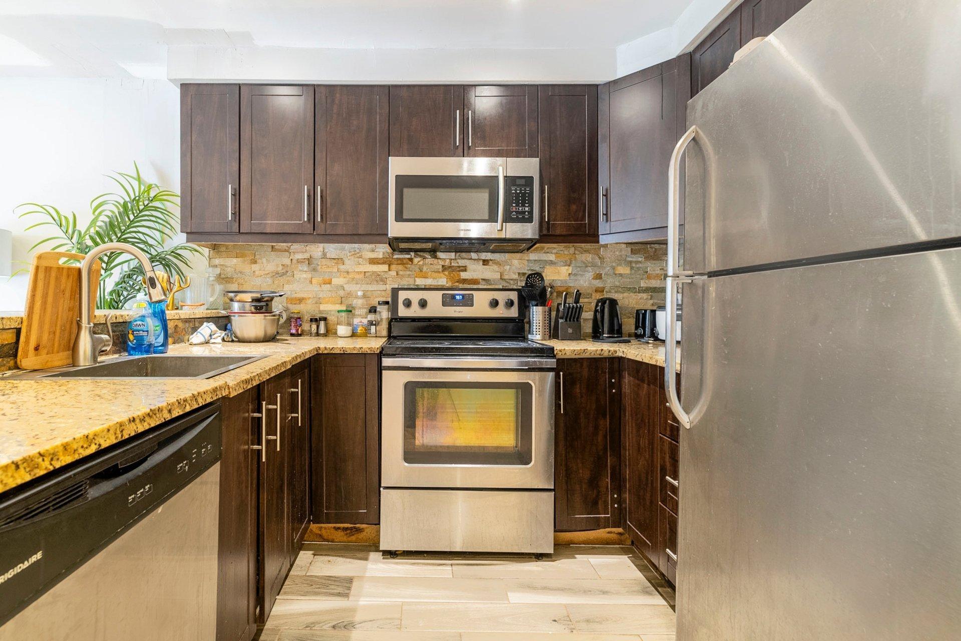 









3556


Rue St-Dominique

,
Montréal (Le Plateau-Mont-Royal),




QC
H2X2X4

