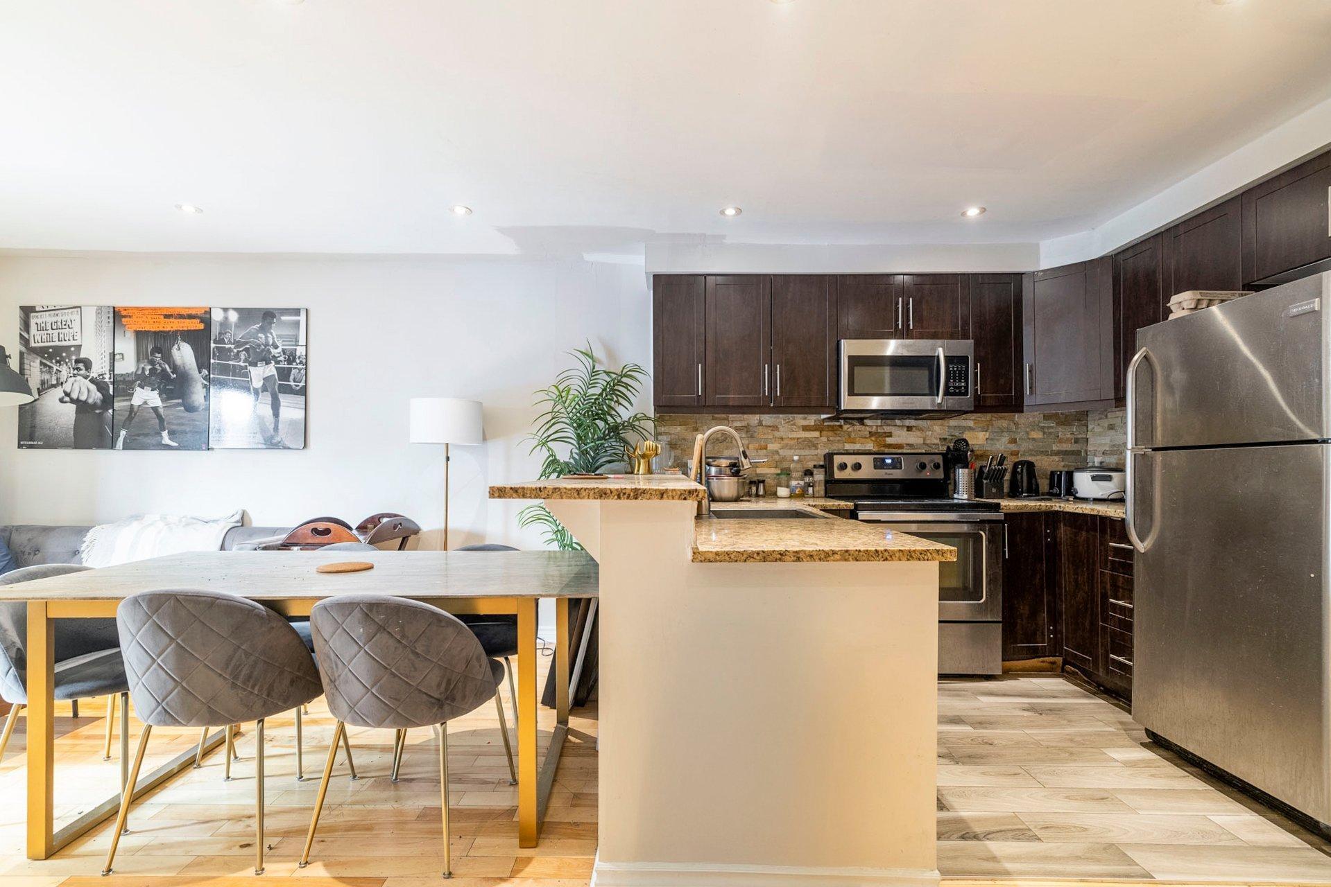 









3556


Rue St-Dominique

,
Montréal (Le Plateau-Mont-Royal),




QC
H2X2X4

