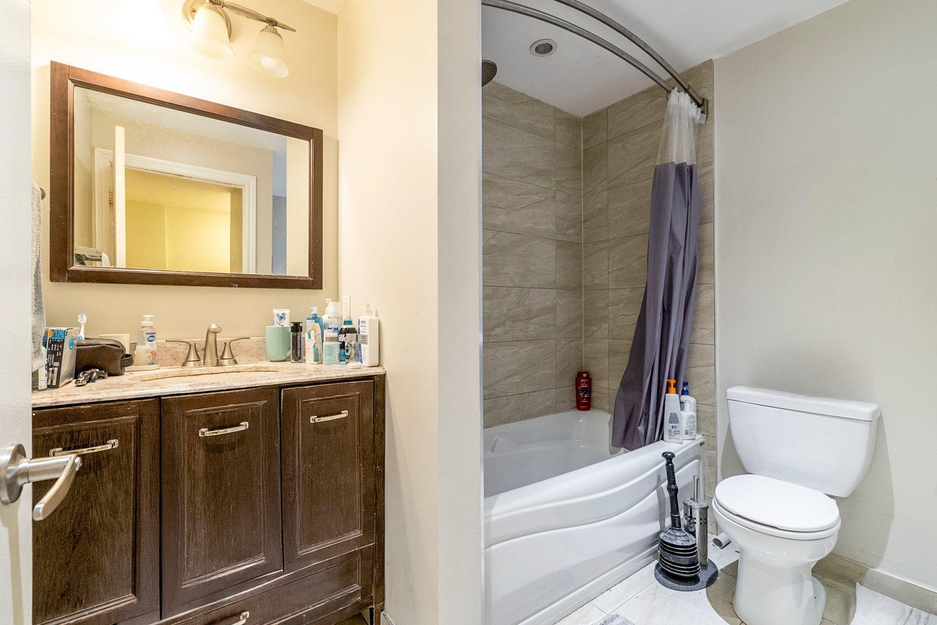 









3562


Rue St-Dominique

,
Montréal (Le Plateau-Mont-Royal),




QC
H2X2X4

