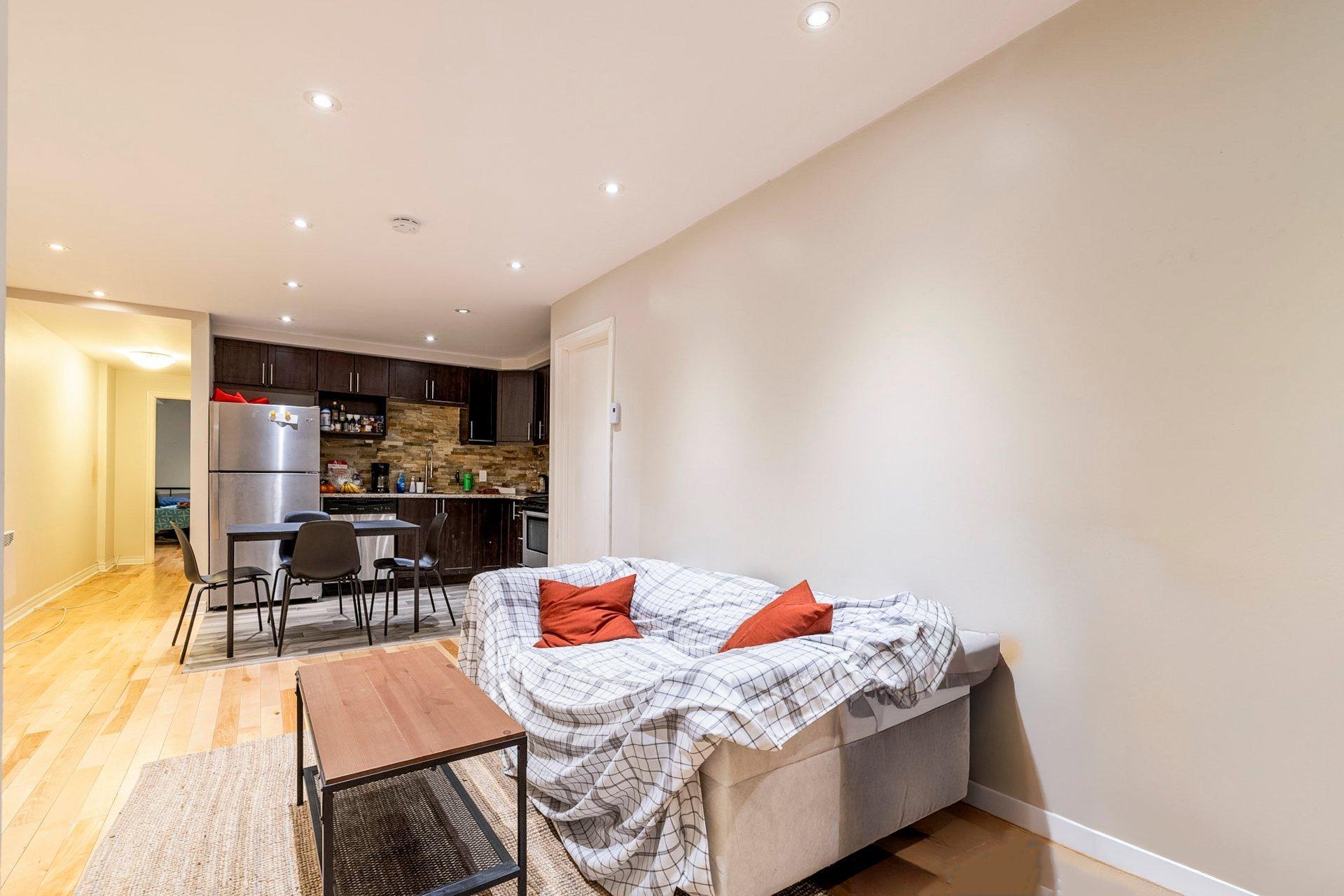 









3562


Rue St-Dominique

,
Montréal (Le Plateau-Mont-Royal),




QC
H2X2X4

