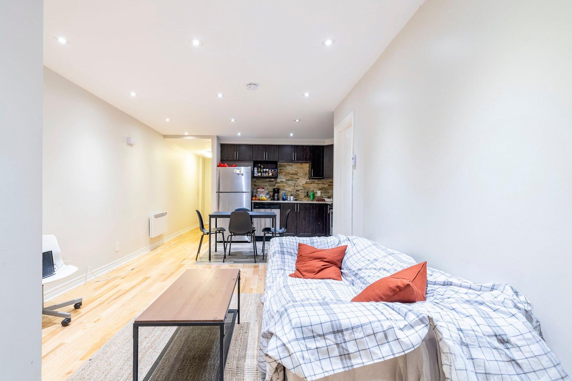









3562


Rue St-Dominique

,
Montréal (Le Plateau-Mont-Royal),




QC
H2X2X4

