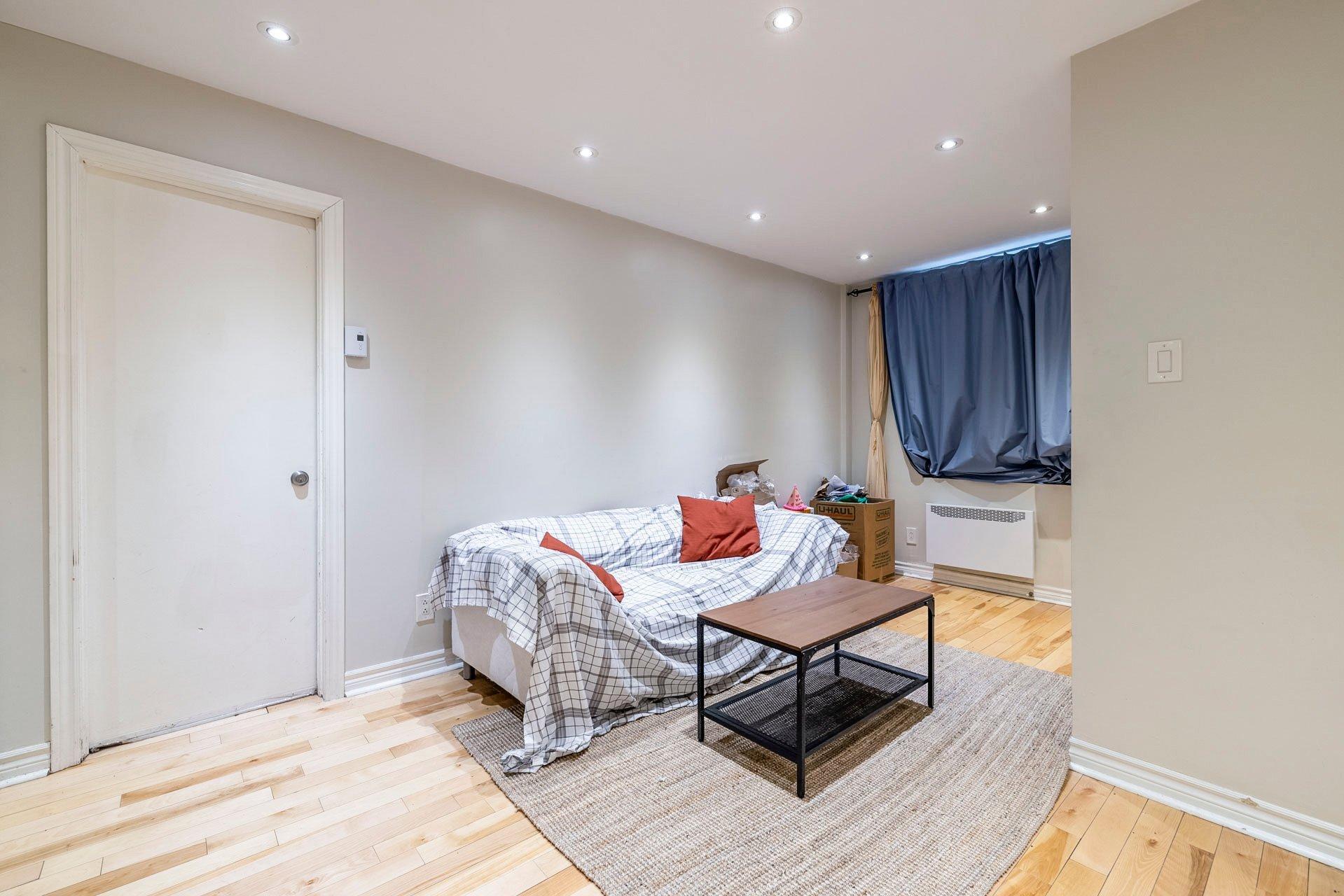 









3562


Rue St-Dominique

,
Montréal (Le Plateau-Mont-Royal),




QC
H2X2X4

