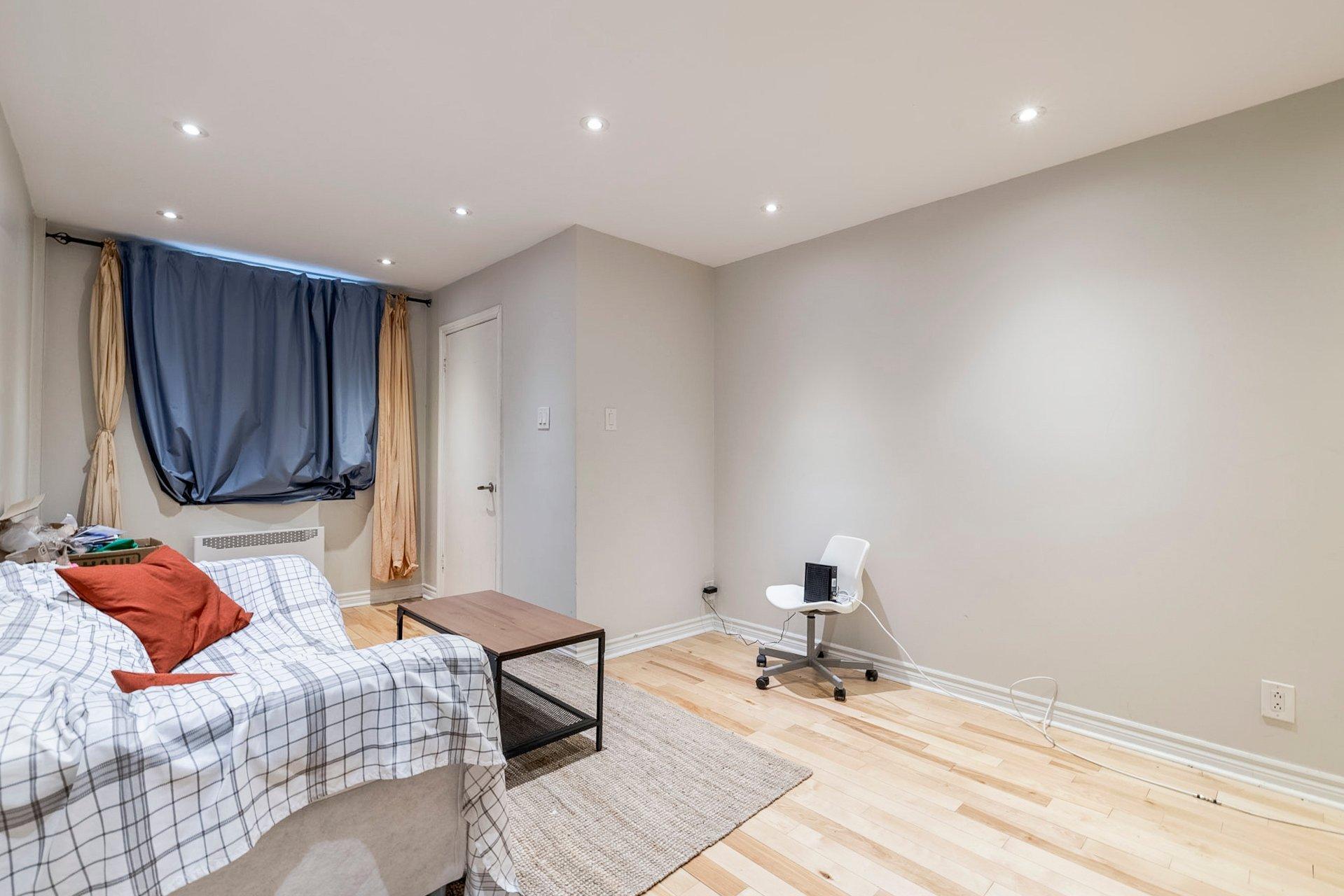 









3562


Rue St-Dominique

,
Montréal (Le Plateau-Mont-Royal),




QC
H2X2X4

