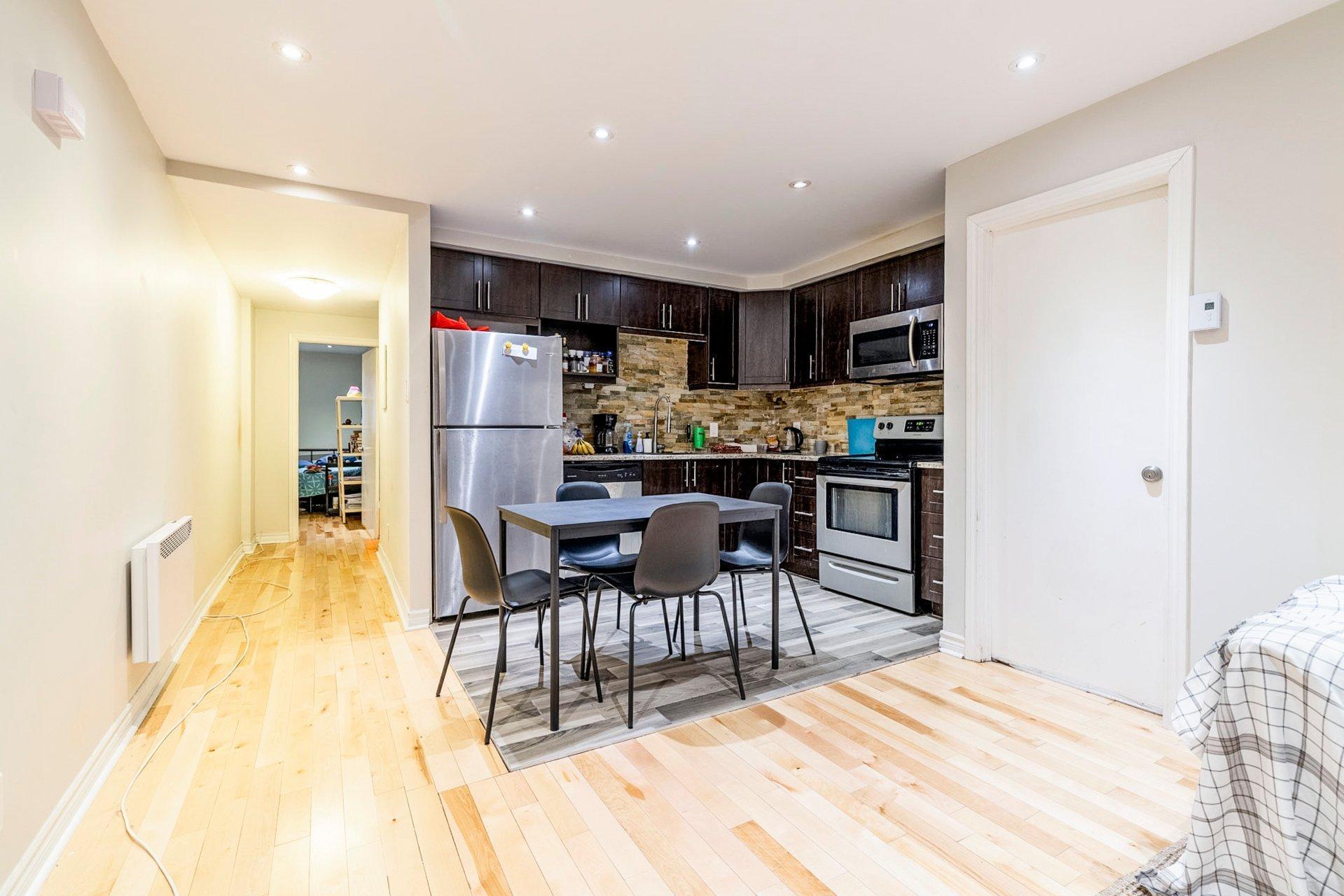 









3562


Rue St-Dominique

,
Montréal (Le Plateau-Mont-Royal),




QC
H2X2X4

