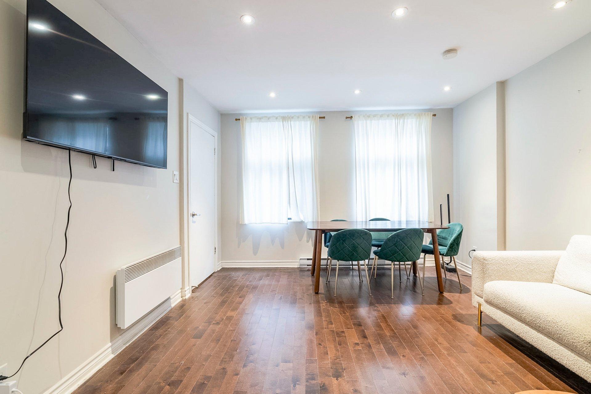 









3552A


Rue St-Dominique

,
Montréal (Le Plateau-Mont-Royal),




QC
H2X2X4

